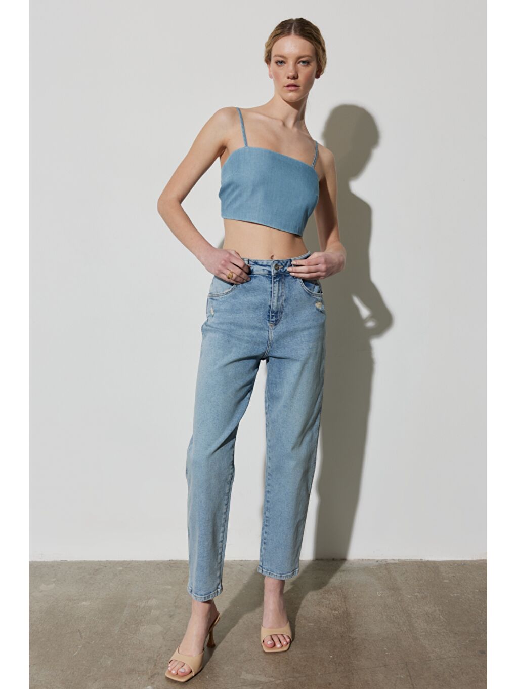 Regular Fit Normal Kesim Askılı Açık Mavi Jean Crop Bluz-5