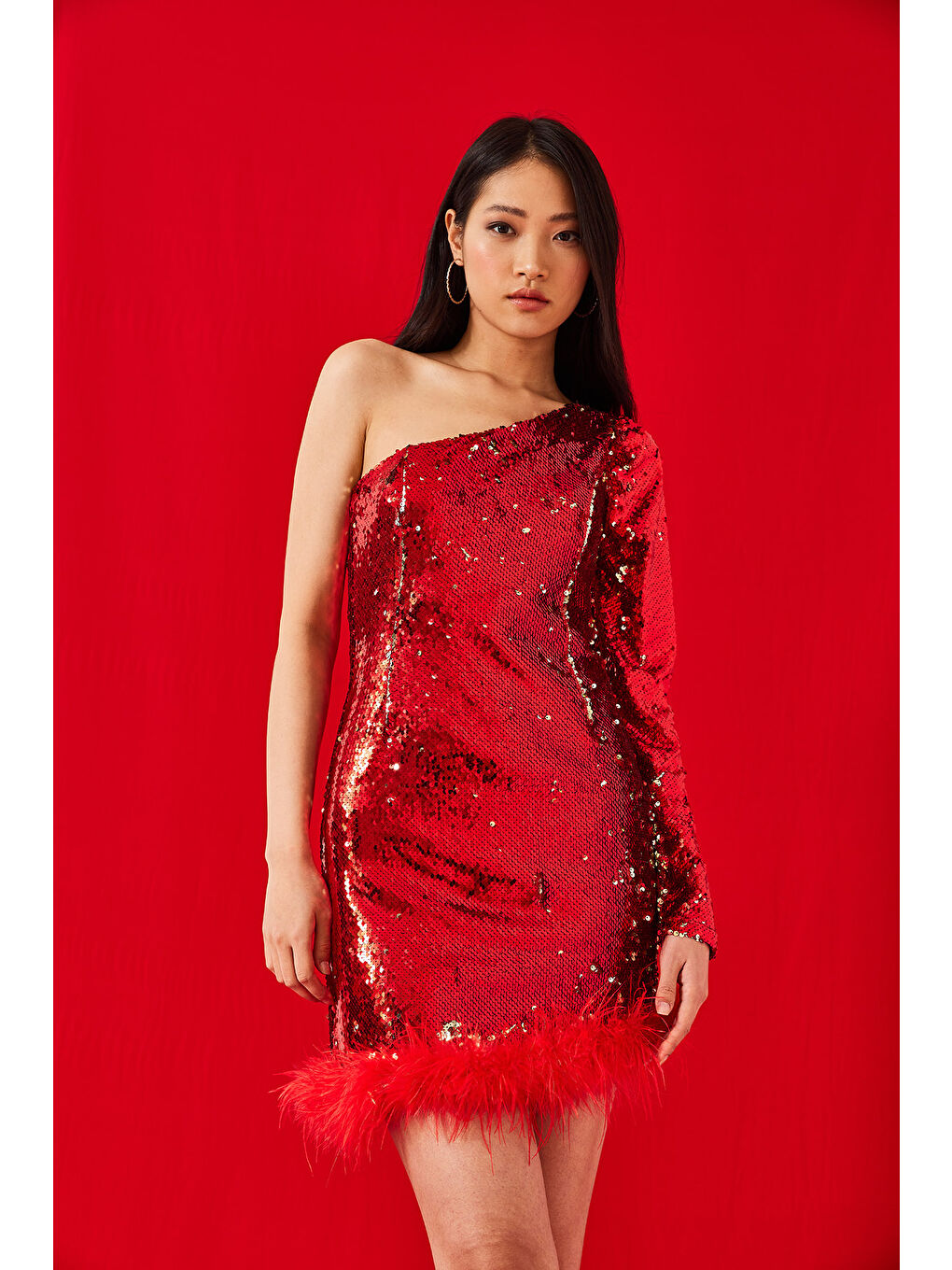 Kırmızı Kadın Pul Payetli Etek Ucu Tüy Detaylı Tek Omuz Astarlı Elbise-5