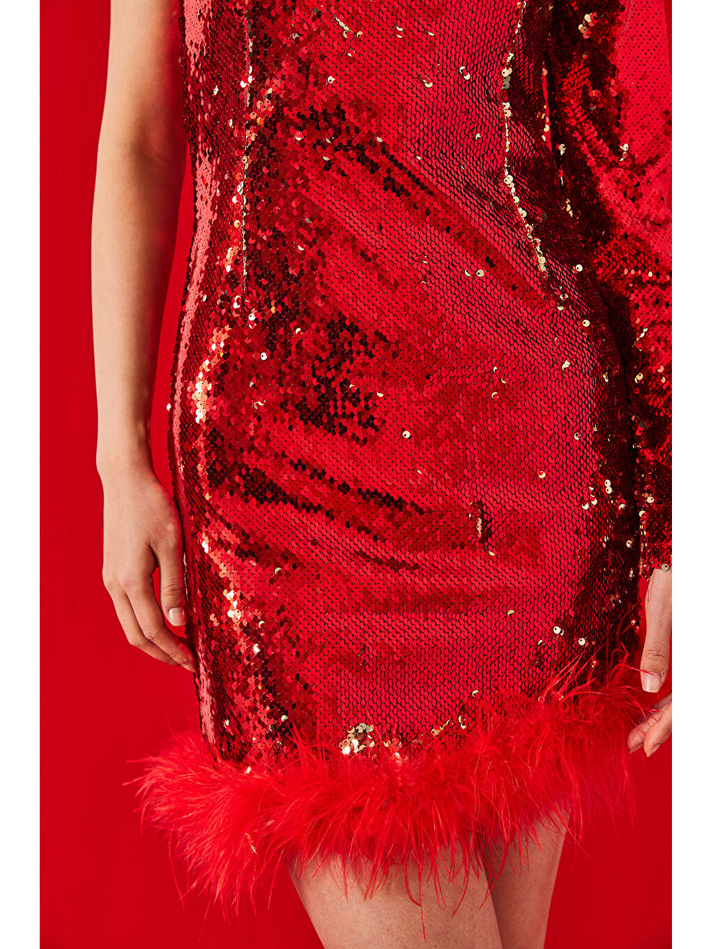 Kırmızı Kadın Pul Payetli Etek Ucu Tüy Detaylı Tek Omuz Astarlı Elbise-6