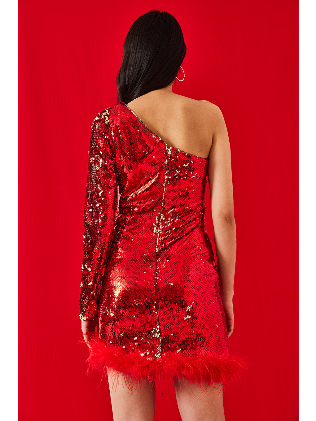 Kırmızı Kadın Pul Payetli Etek Ucu Tüy Detaylı Tek Omuz Astarlı Elbise-7