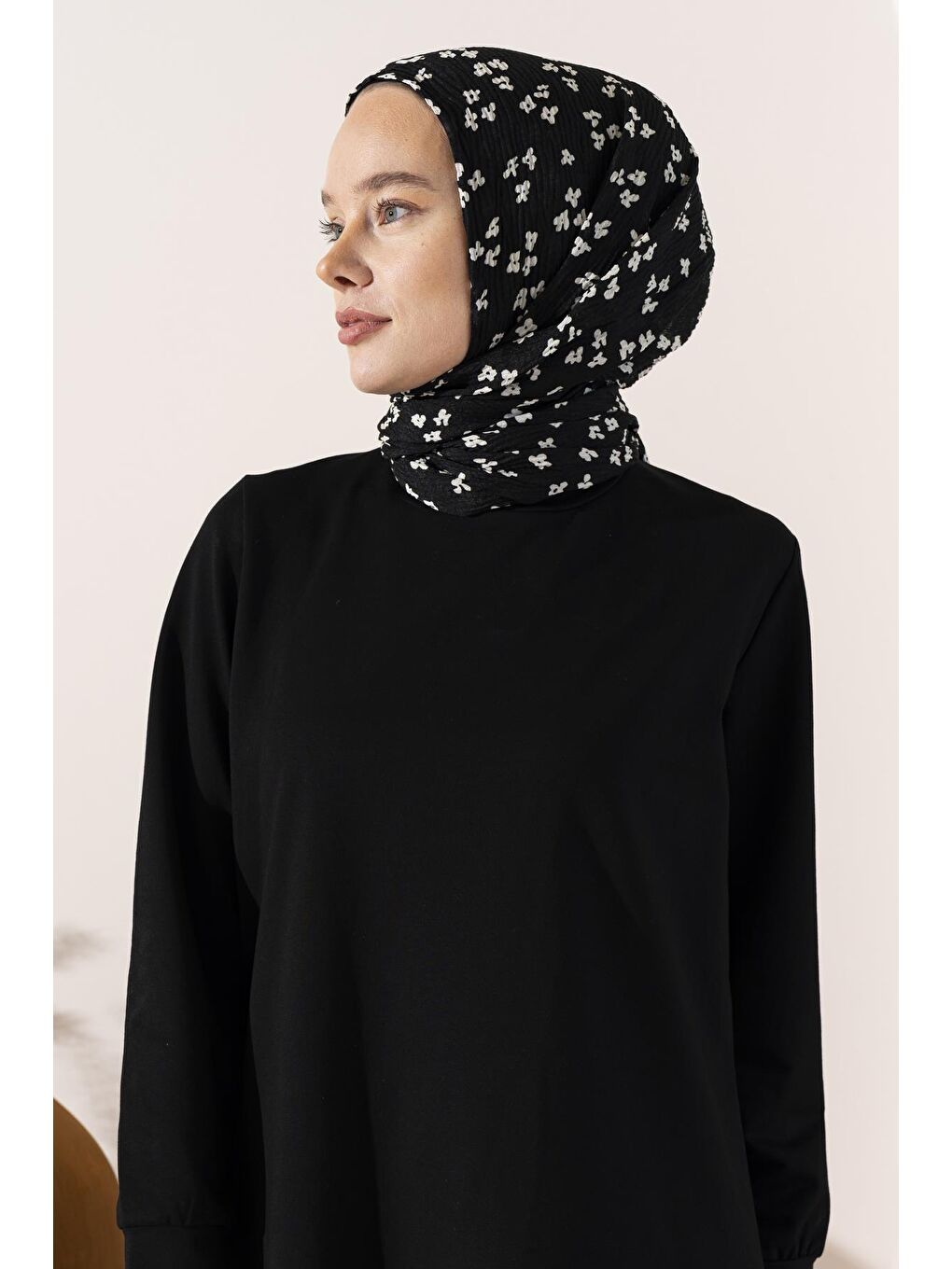 Siyah Kadın Çiçek Desenli Kırışmaz Bürümcük Şal 190*80 Cm