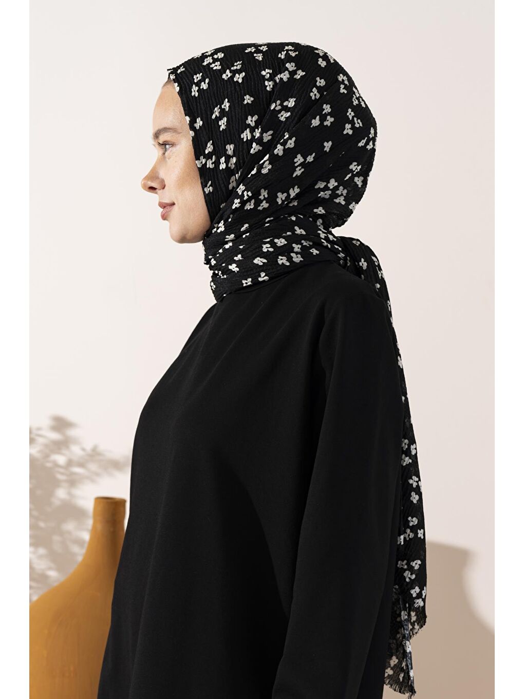Siyah Kadın Çiçek Desenli Kırışmaz Bürümcük Şal 190*80 Cm-1