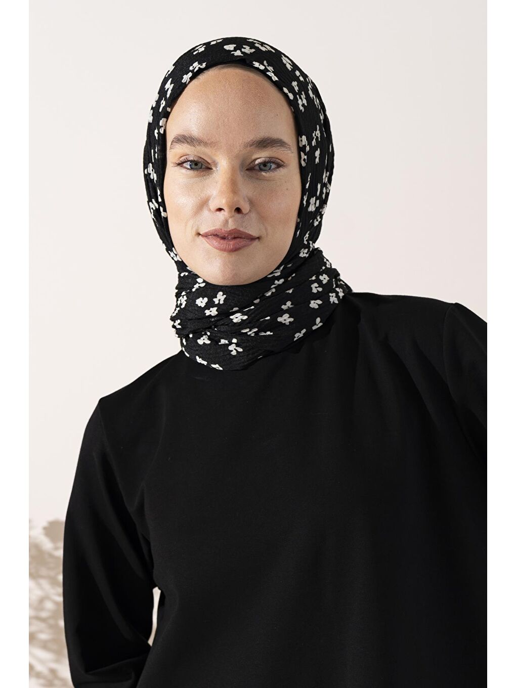 Siyah Kadın Çiçek Desenli Kırışmaz Bürümcük Şal 190*80 Cm-2