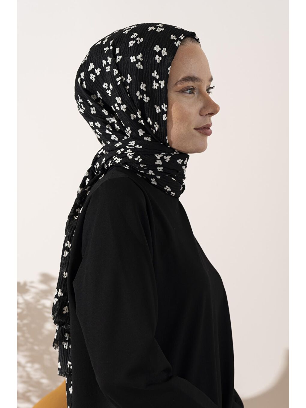 Siyah Kadın Çiçek Desenli Kırışmaz Bürümcük Şal 190*80 Cm-3