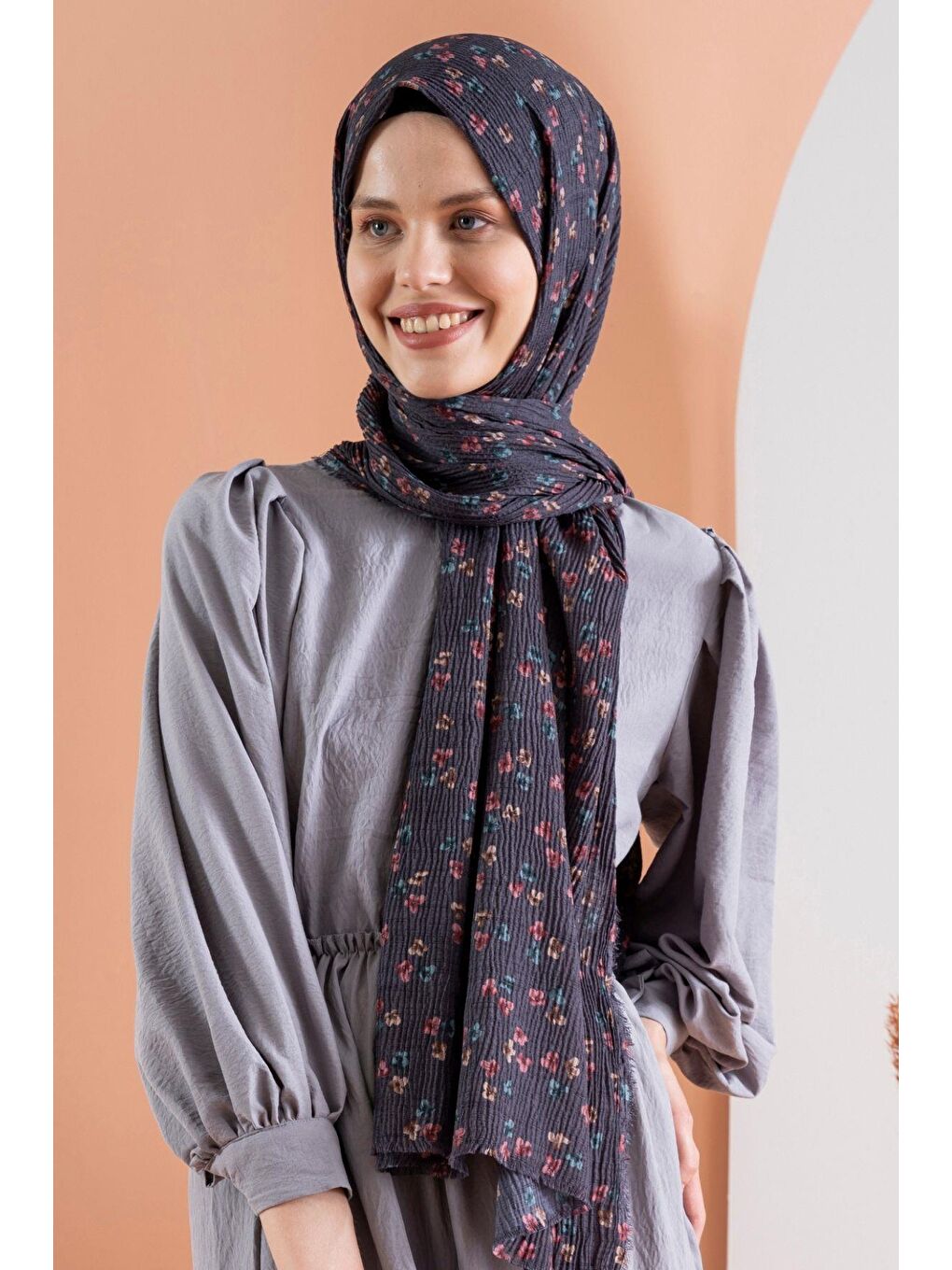 Gri Kadın Çiçek Desenli Kırışmaz Bürümcük Şal 190*80 Cm