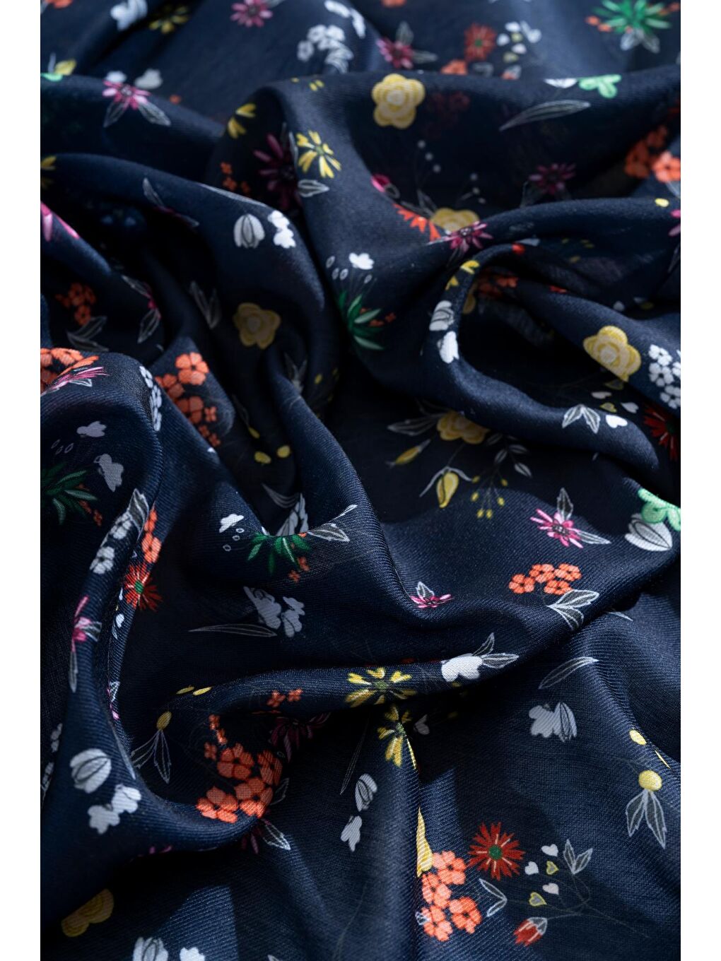 Lacivert Kadın Digital Baskılı Çiçek Desen Soft Eşarp-3