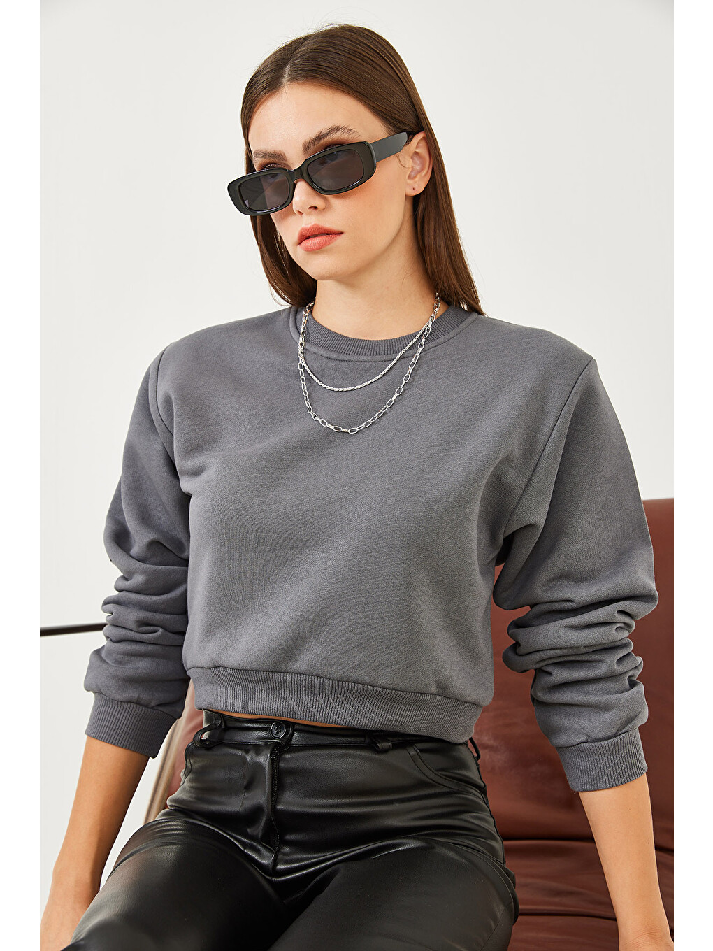Gri Kadın Bisiklet Yaka Şardonlu Basic Crop Sweatshirt-1