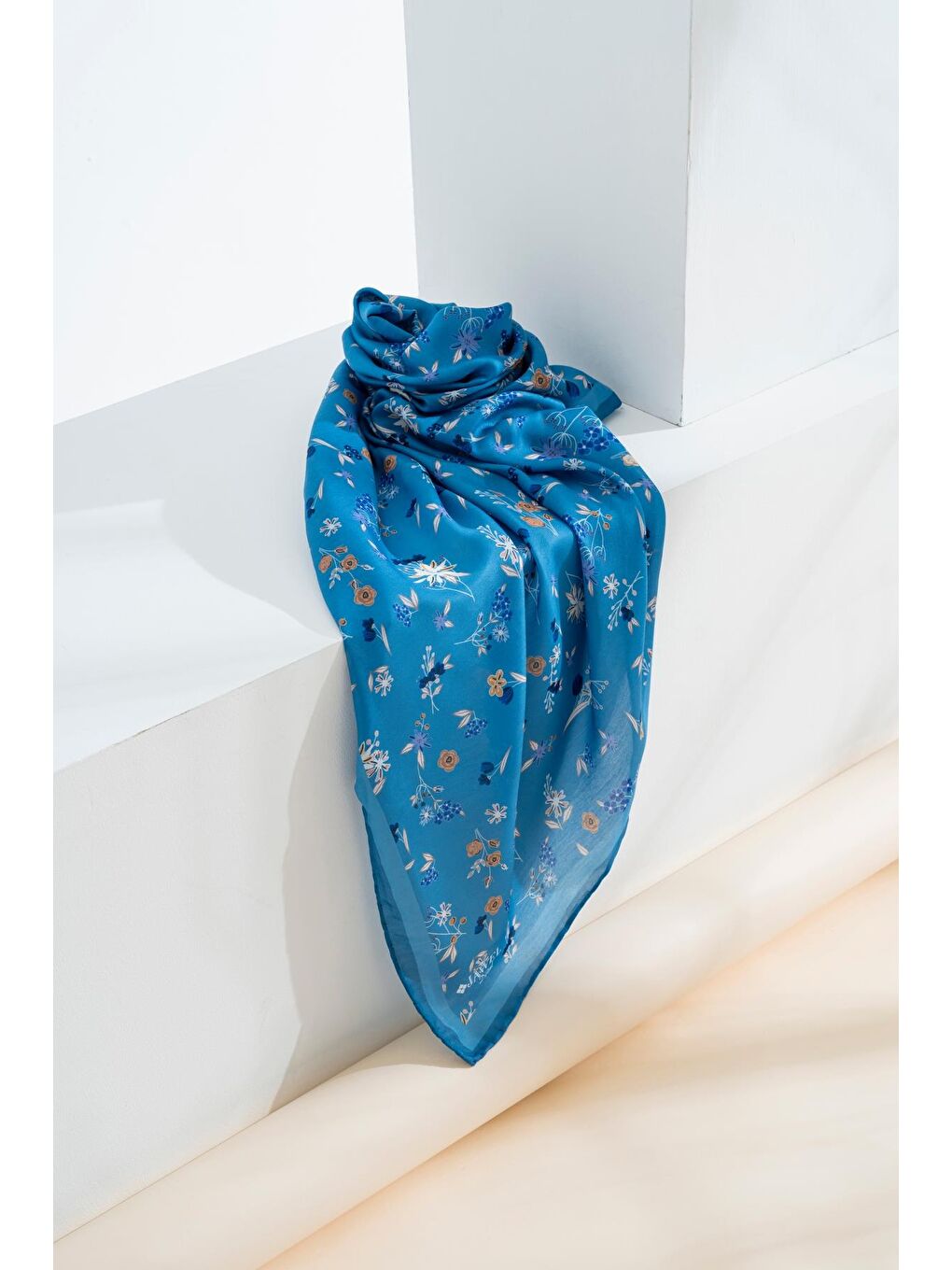 Mavi Kadın Digital Baskılı Çiçek Desen Soft Eşarp
