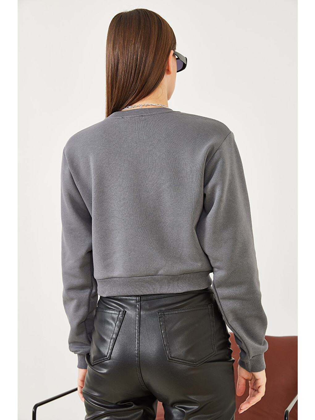 Gri Kadın Bisiklet Yaka Şardonlu Basic Crop Sweatshirt-4