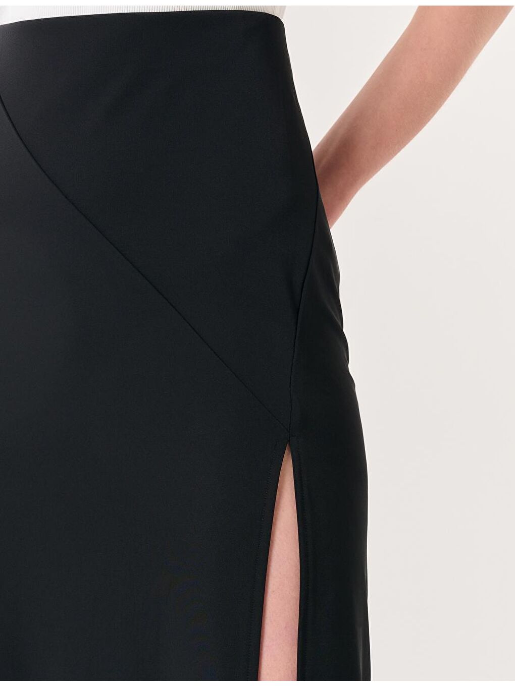 Siyah Yüksek Bel Yırtmaçlı Örme Etek-1