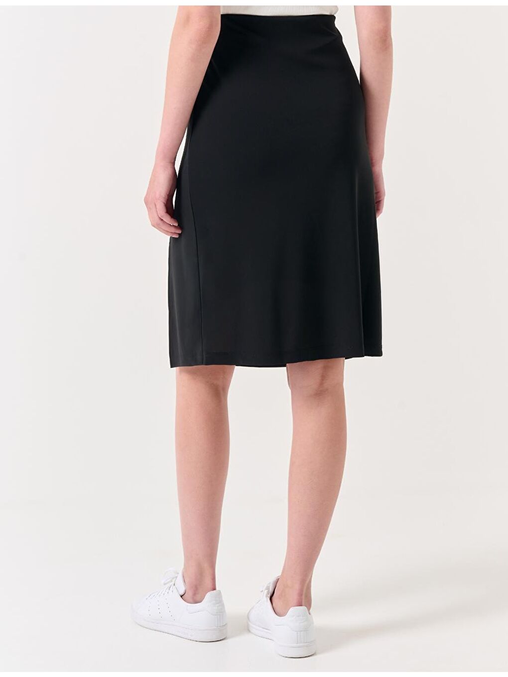 Siyah Yüksek Bel Yırtmaçlı Örme Etek-5