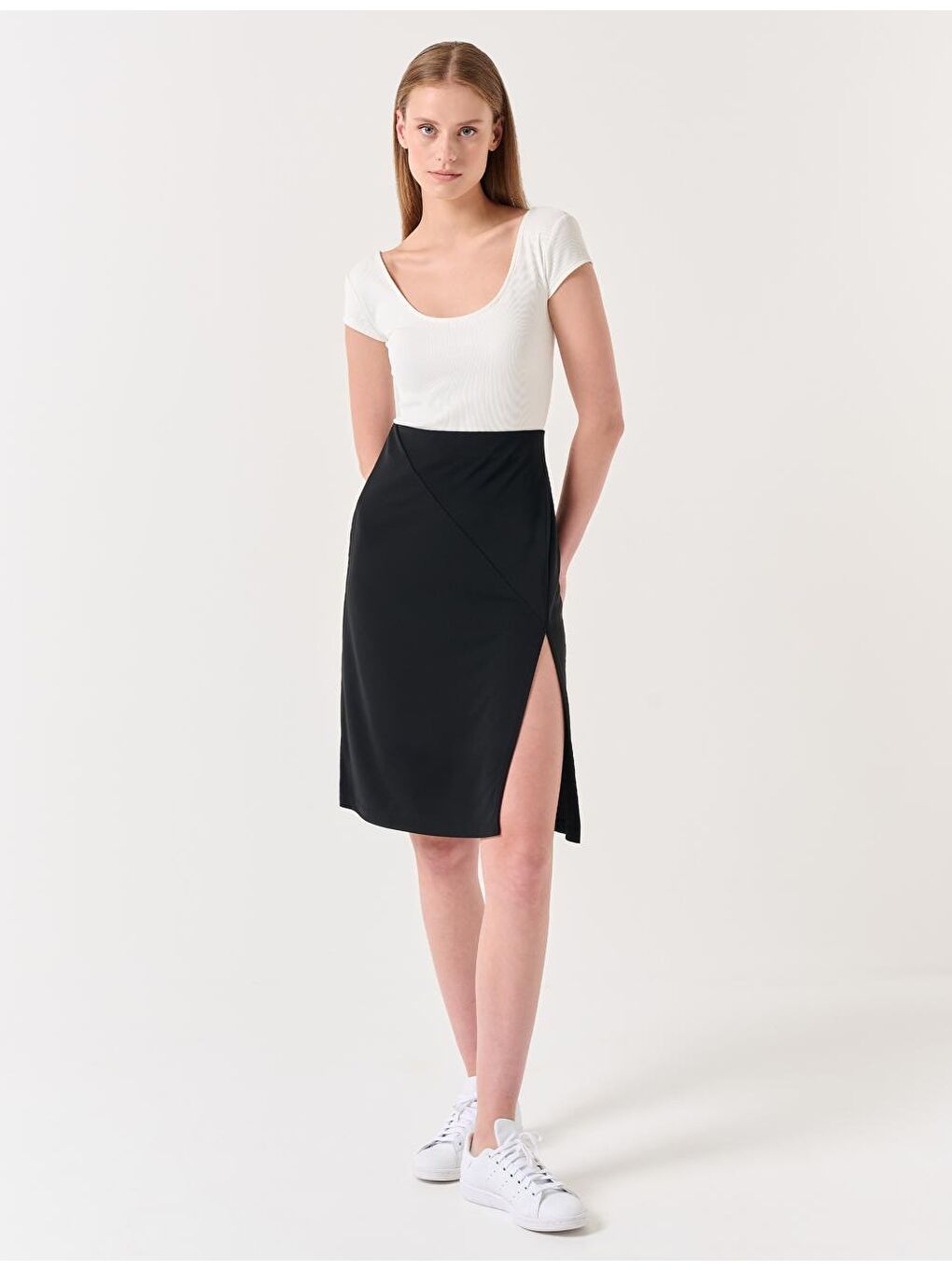 Siyah Yüksek Bel Yırtmaçlı Örme Etek