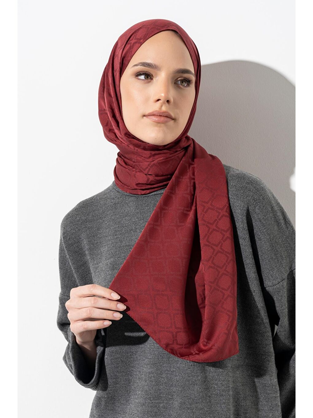 Bordo Kadın Geometrik Desen Jakarlı Şal-1