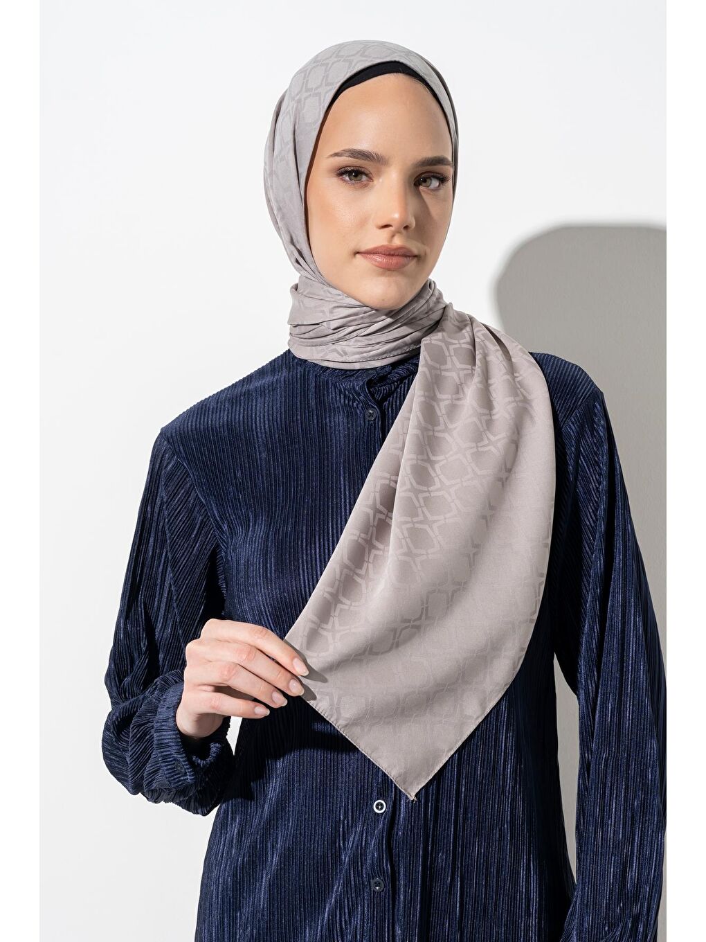 Gri Kadın Geometrik Desen Jakarlı Şal-1