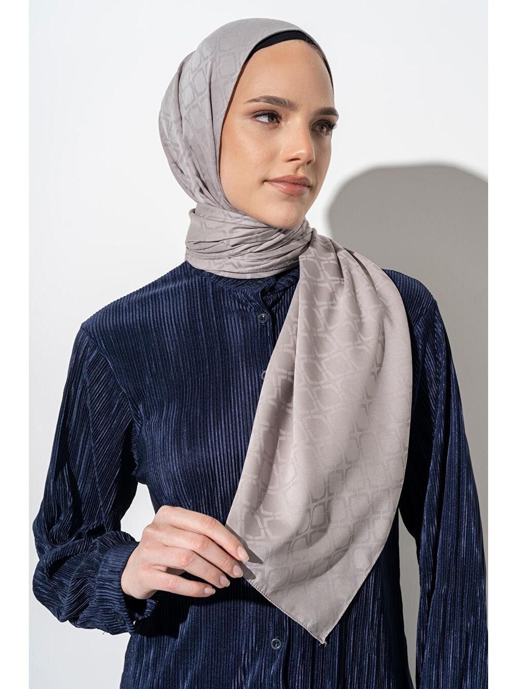 Gri Kadın Geometrik Desen Jakarlı Şal-2