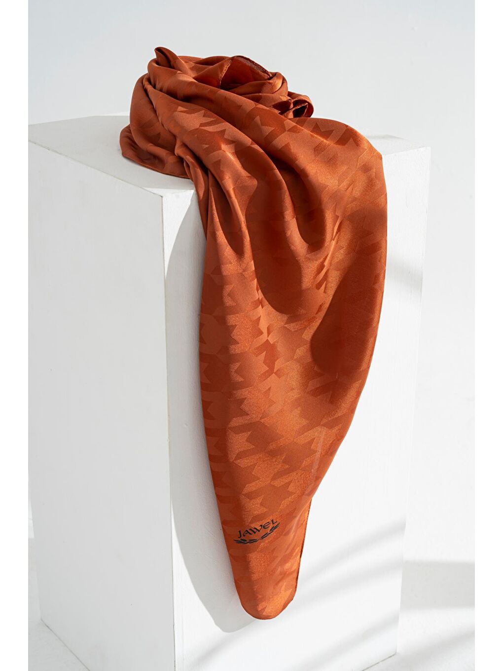 Kahverengi Kadın Tesettür Jakarlı Kazayağı Eşarp 1