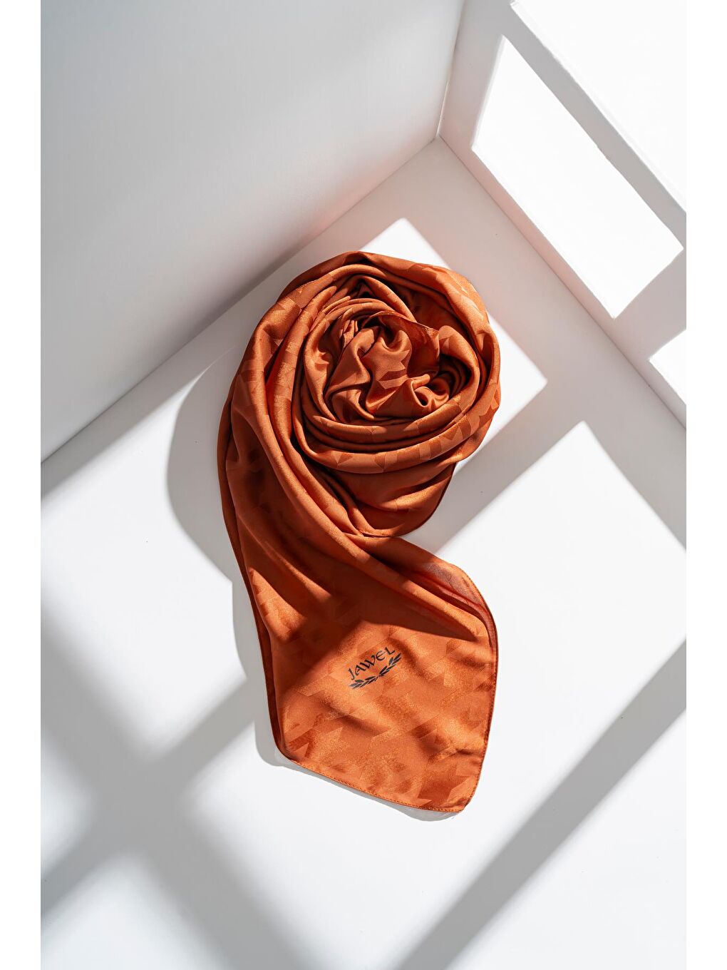 Kahverengi Kadın Tesettür Jakarlı Kazayağı Eşarp 1-3