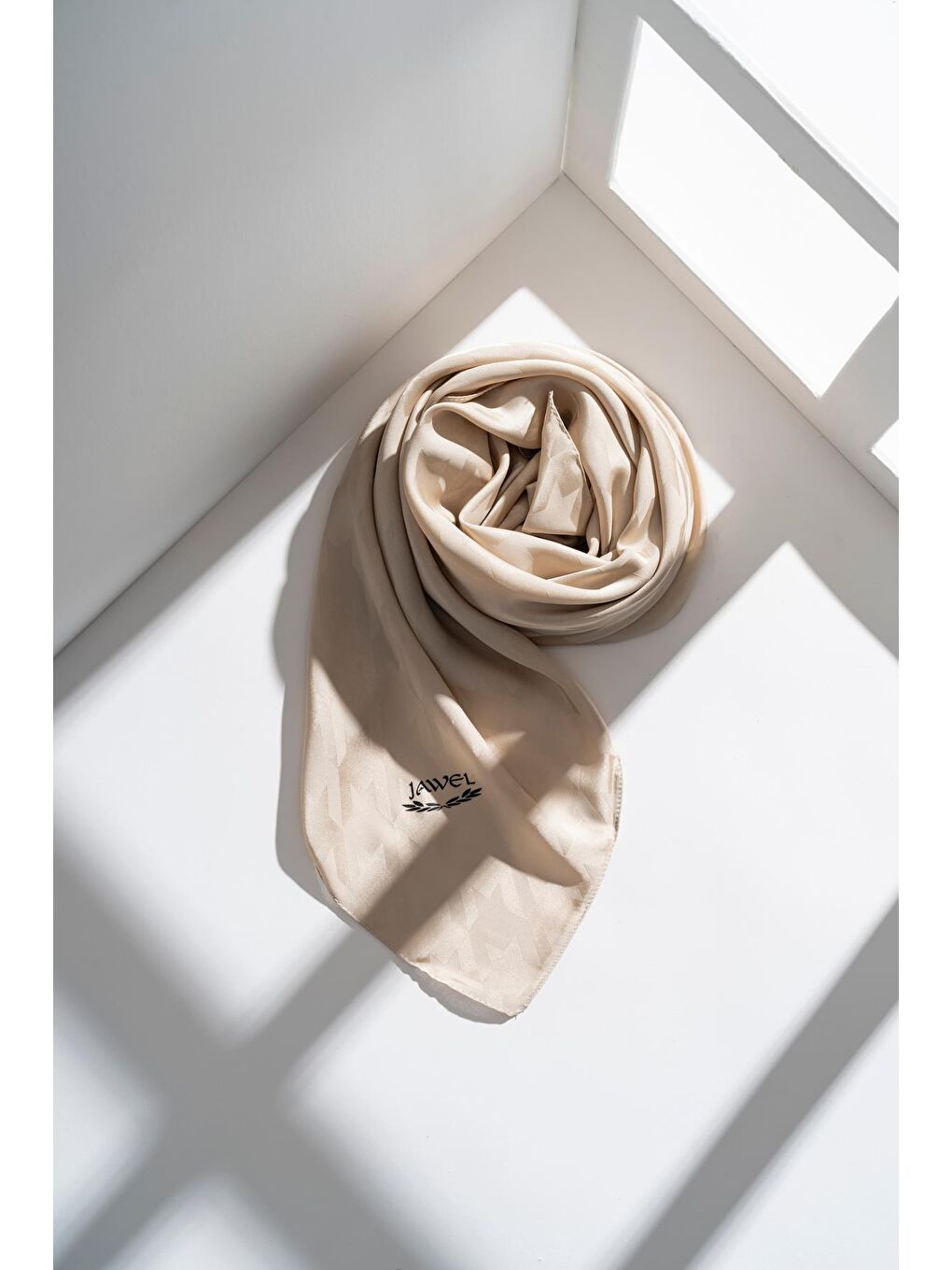 Bej Kadın Tesettür Jakarlı Kazayağı Eşarp 1-2