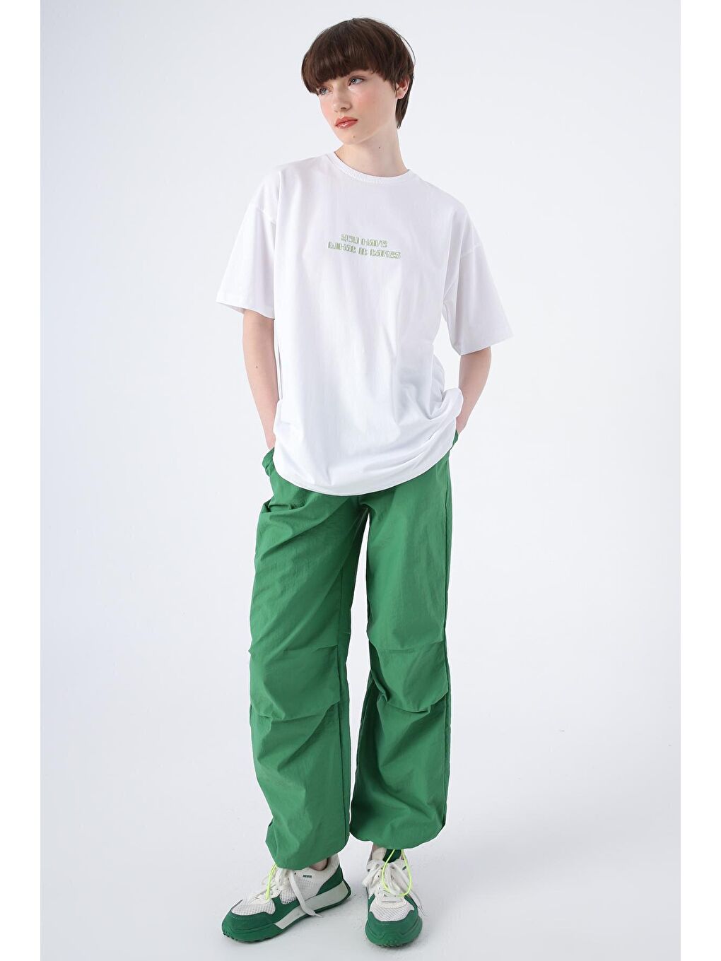 Beyaz Pamuklu Bisiklet Yaka Nakışlı Kısa Kollu Tişört