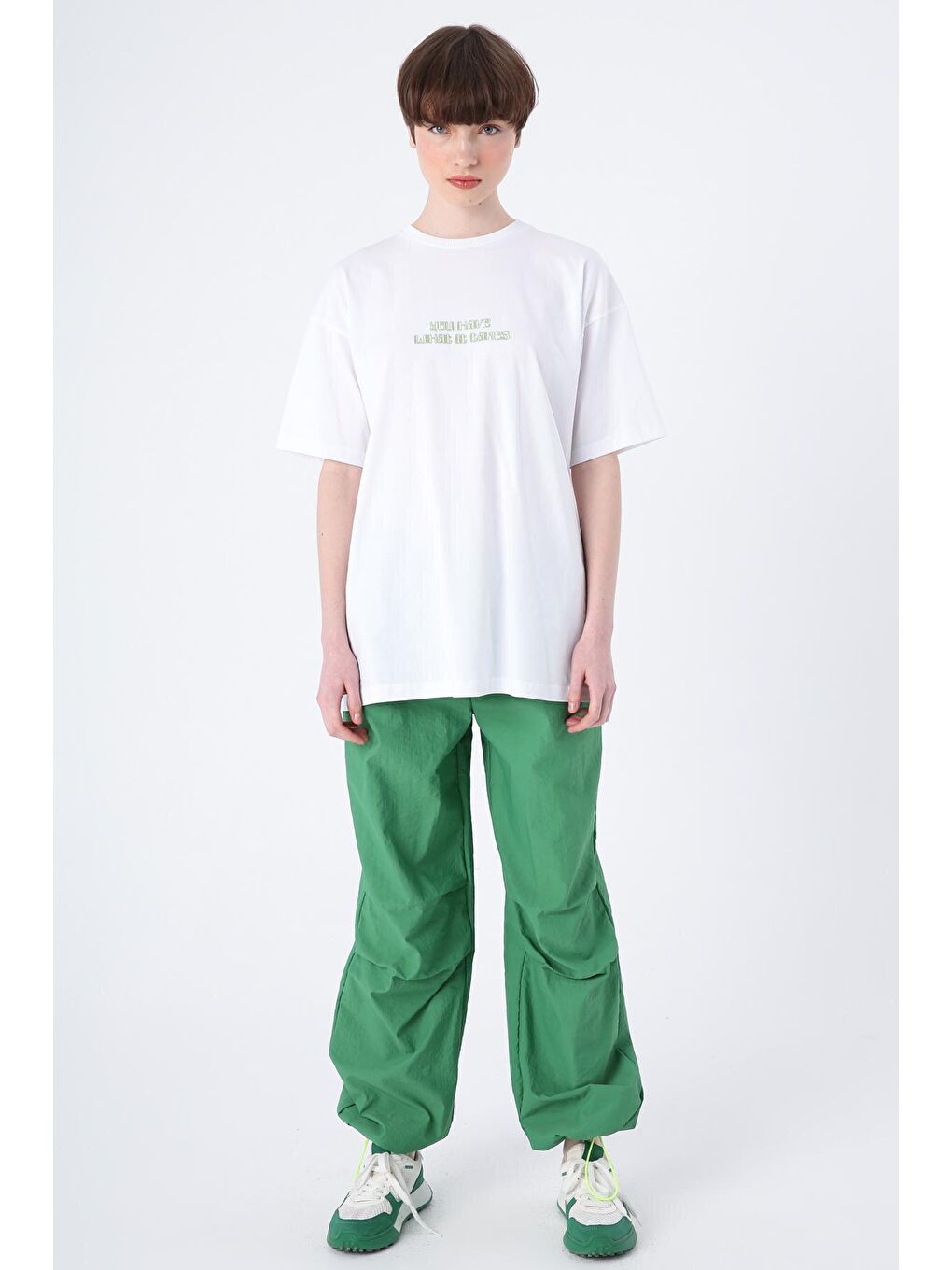 Beyaz Pamuklu Bisiklet Yaka Nakışlı Kısa Kollu Tişört-1