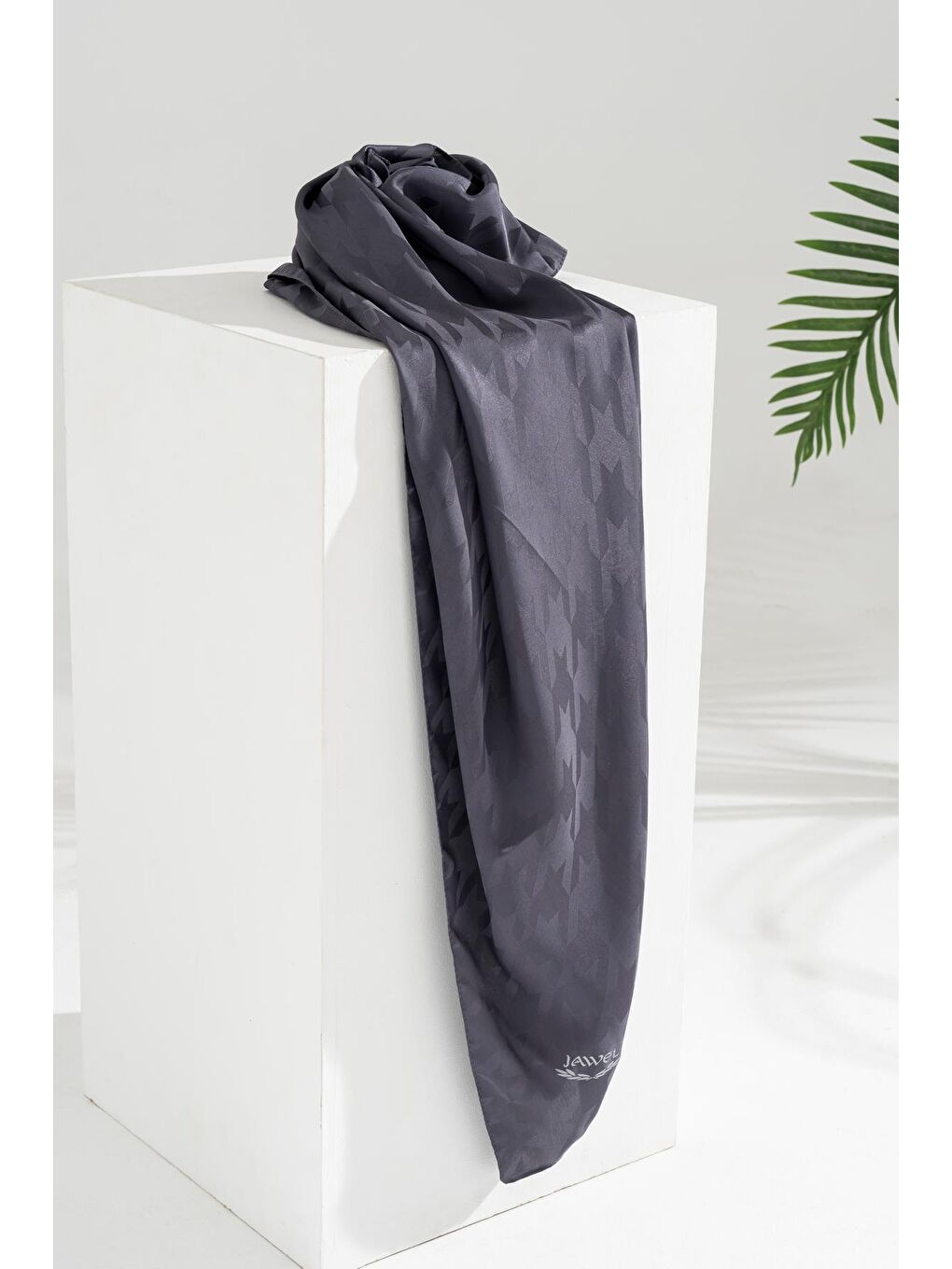 Antrasit Kadın Tesettür Jakarlı Kazayağı Eşarp 1
