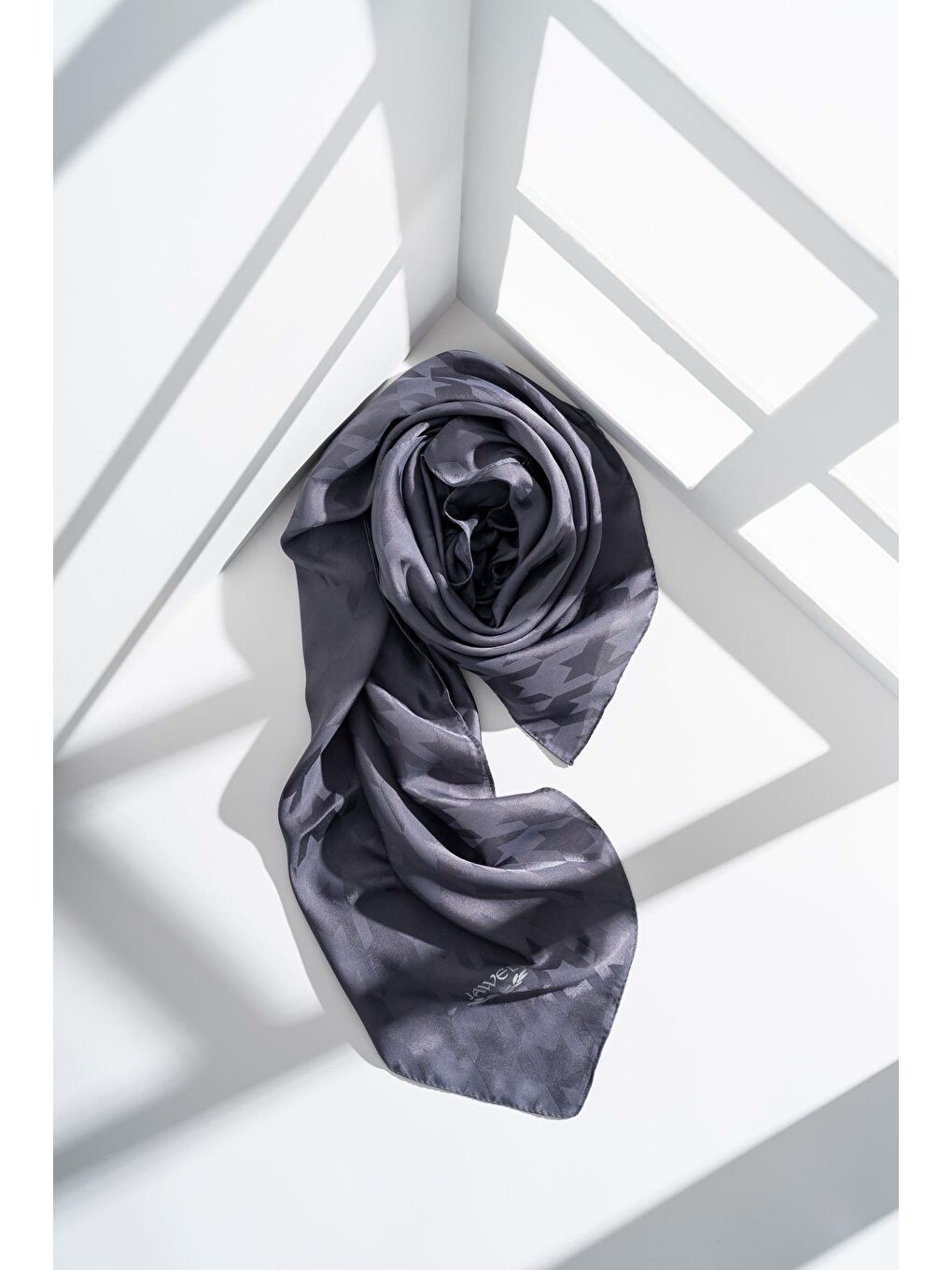 Antrasit Kadın Tesettür Jakarlı Kazayağı Eşarp 1-2