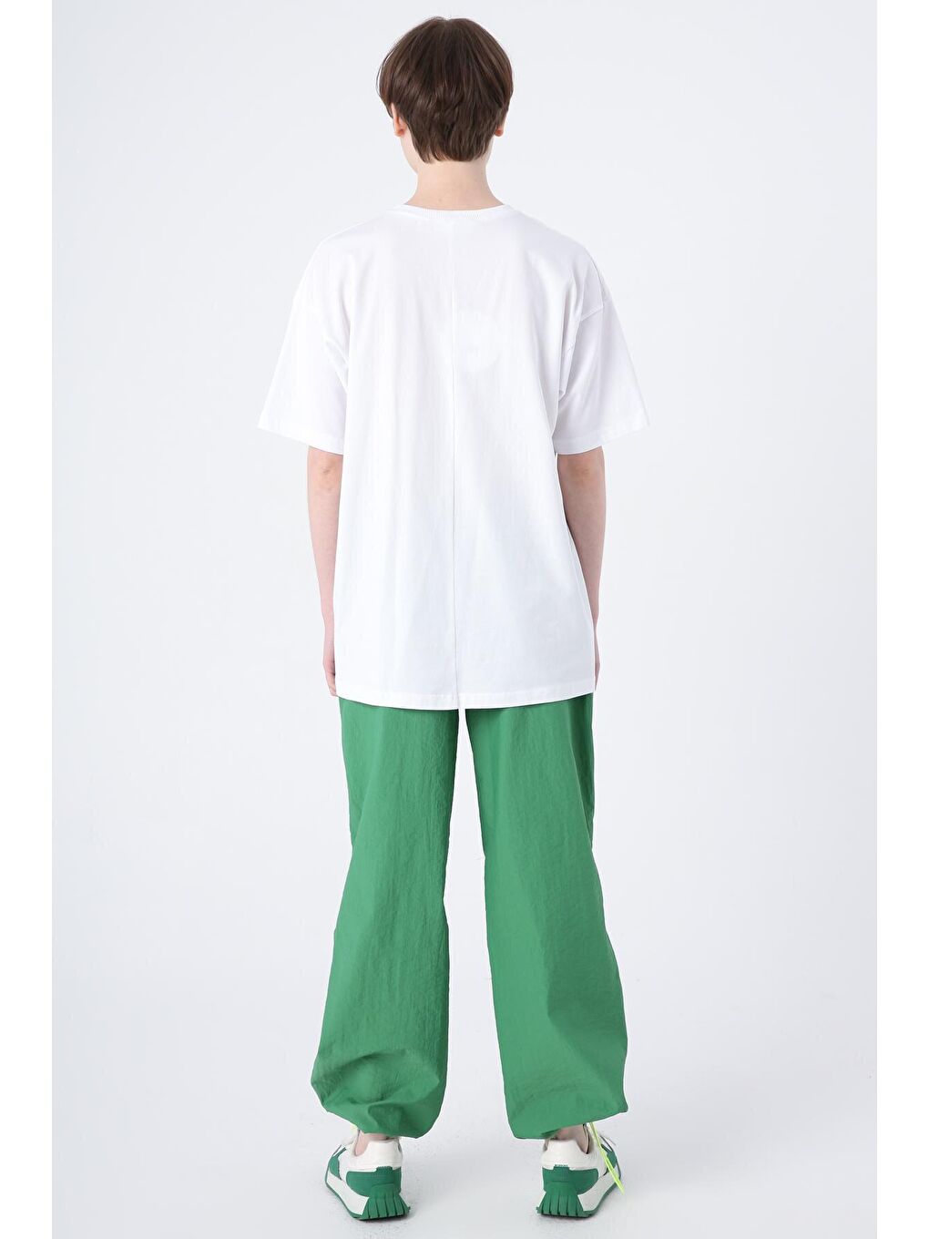 Beyaz Pamuklu Bisiklet Yaka Nakışlı Kısa Kollu Tişört-3