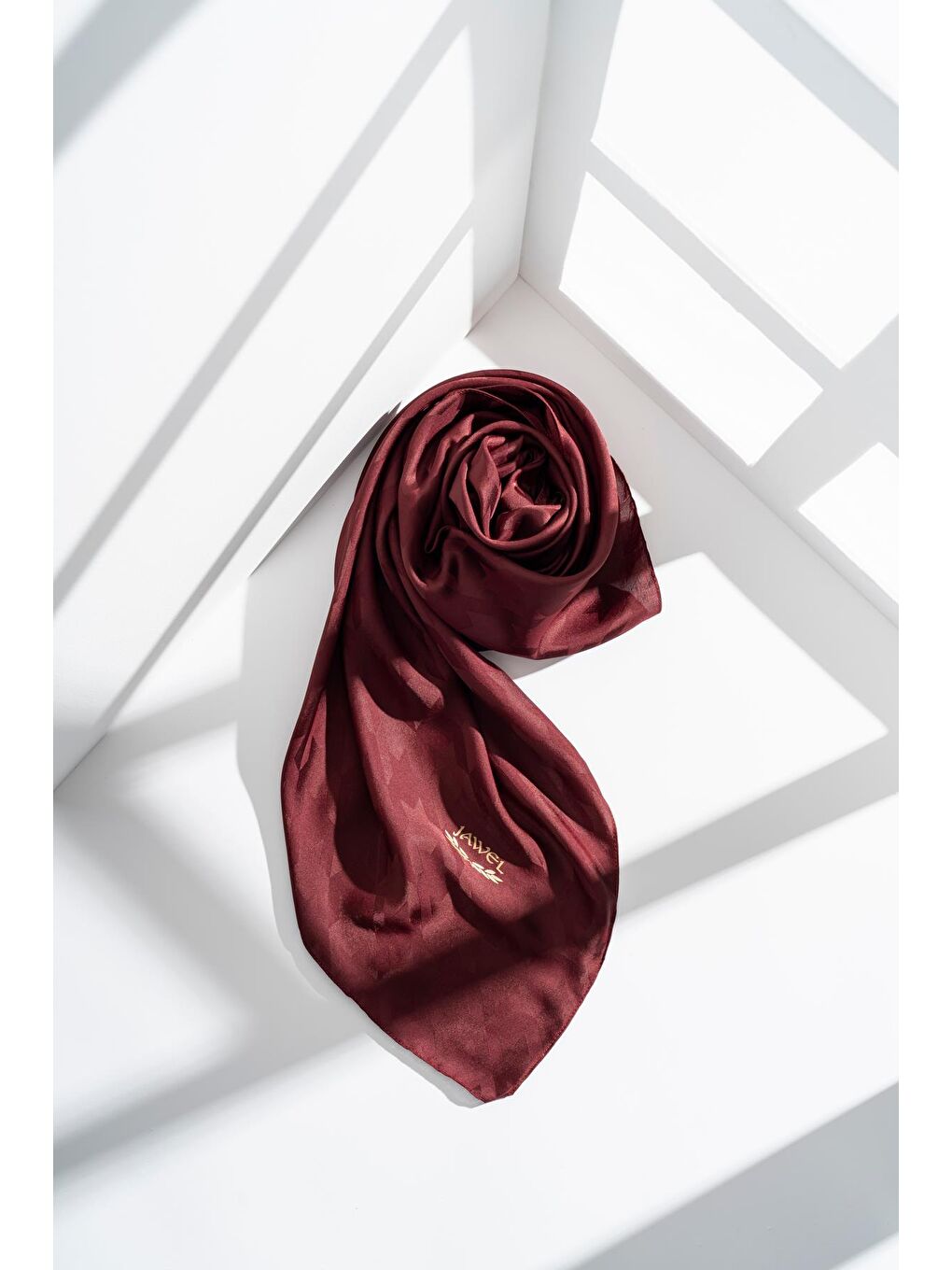 Bordo Kadın Tesettür Jakarlı Kazayağı Eşarp 1-2