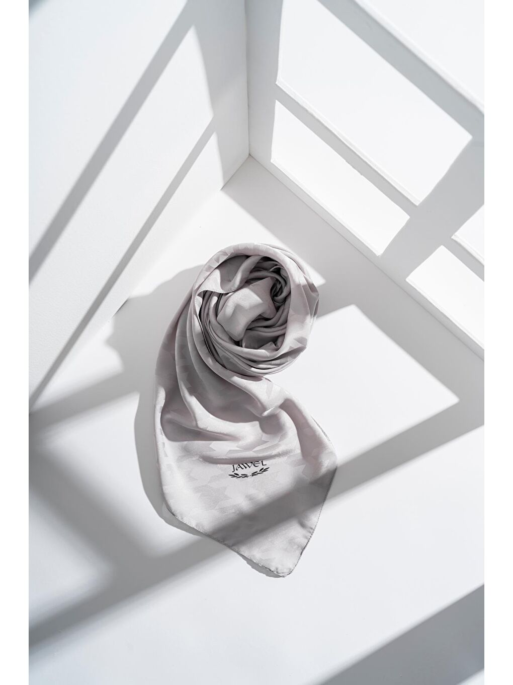 Gri Kadın Tesettür Jakarlı Kazayağı Eşarp 1-2