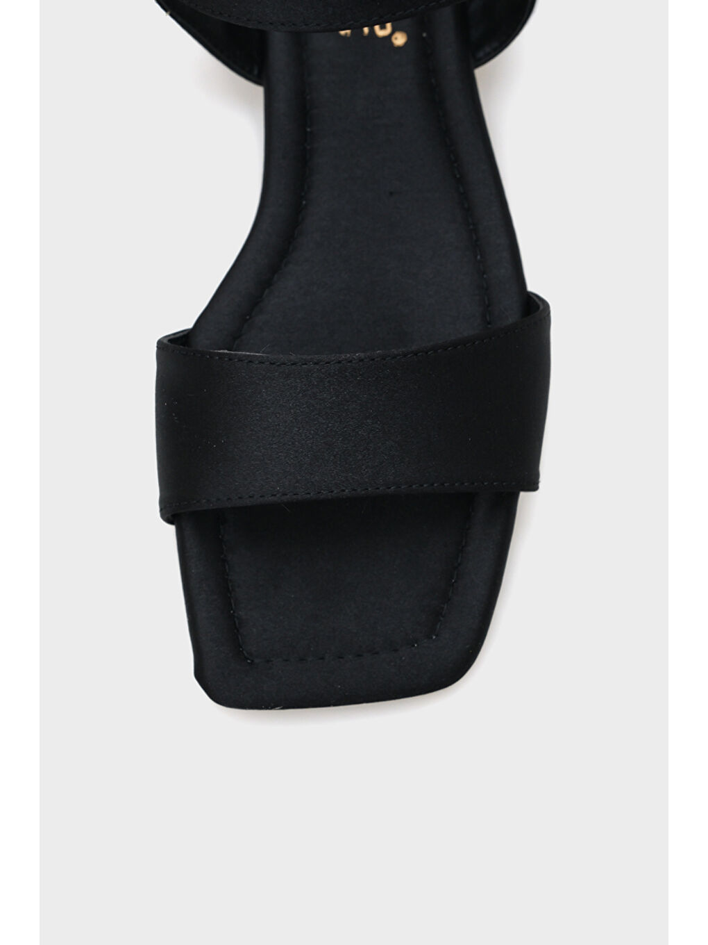 Siyah Celinda Bilekten Bantlı Küt Burunlu Düz Topuklu Saten Kadın Sandalet-2