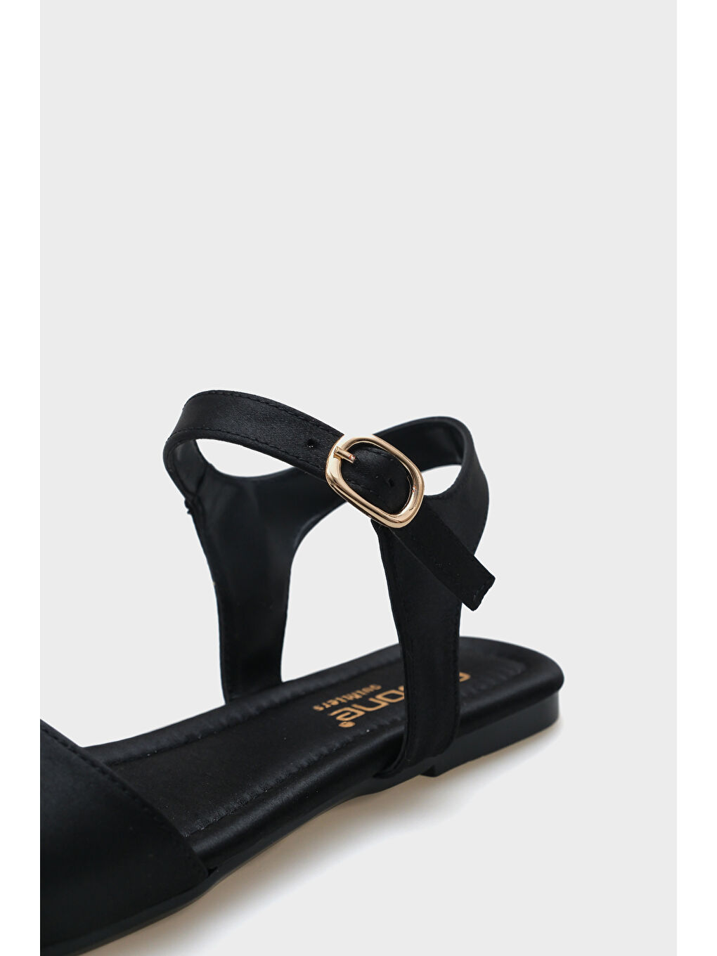 Siyah Celinda Bilekten Bantlı Küt Burunlu Düz Topuklu Saten Kadın Sandalet-3