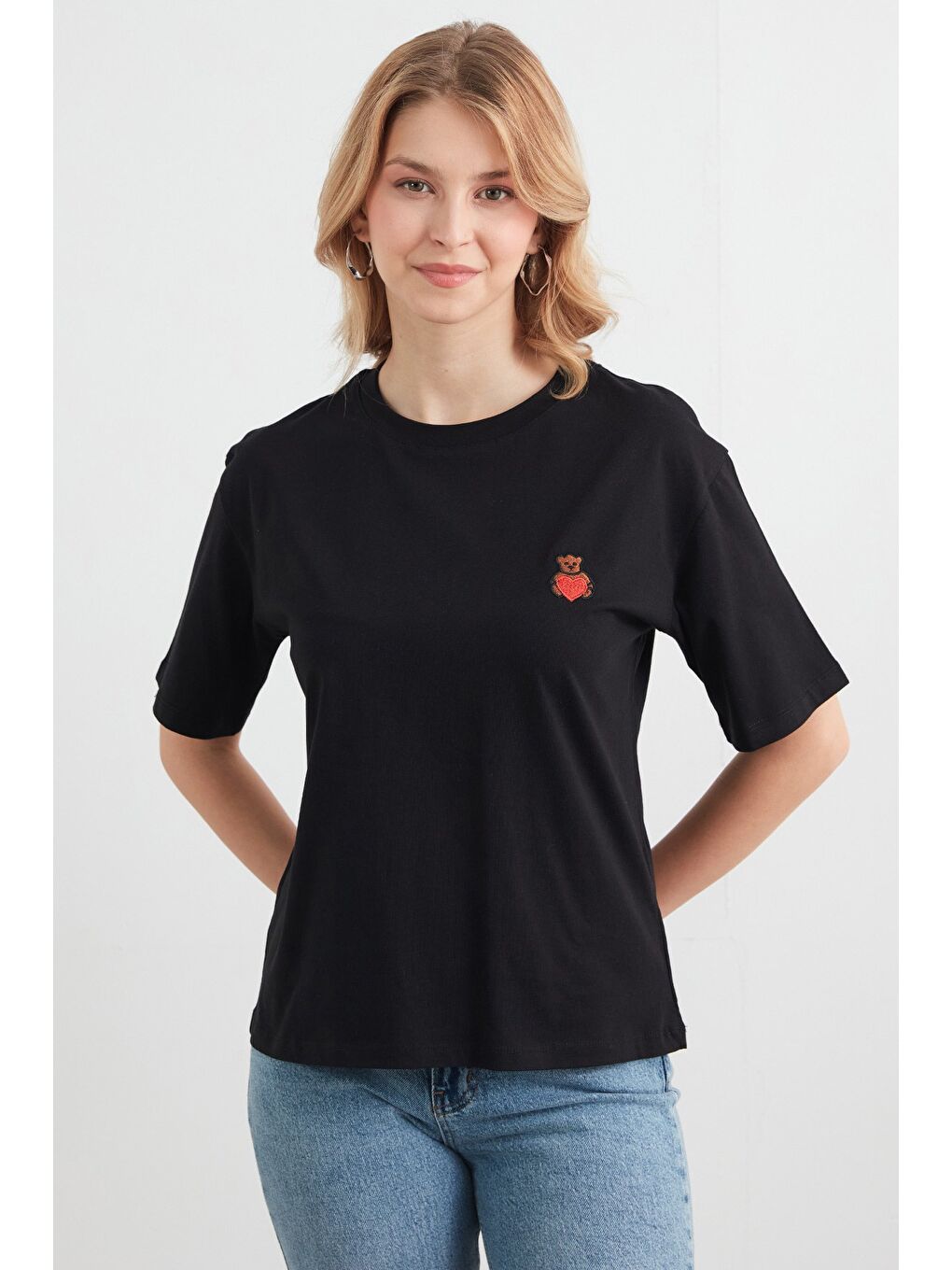 Siyah Ayıcık Nakışlı Bisiklet Yaka Tişört