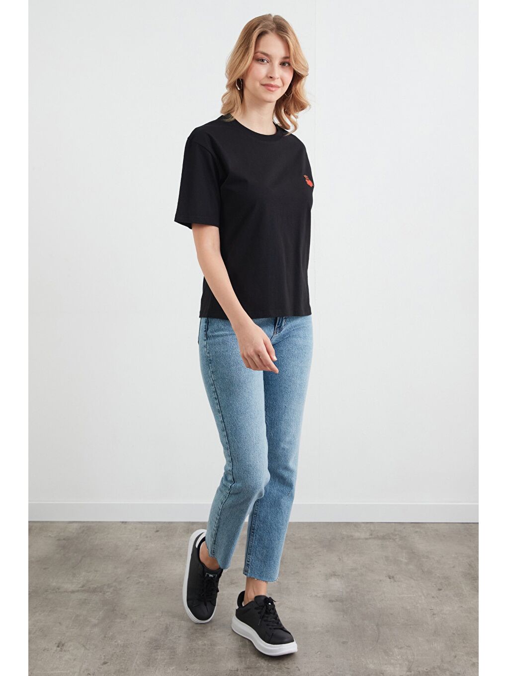 Siyah Ayıcık Nakışlı Bisiklet Yaka Tişört-3