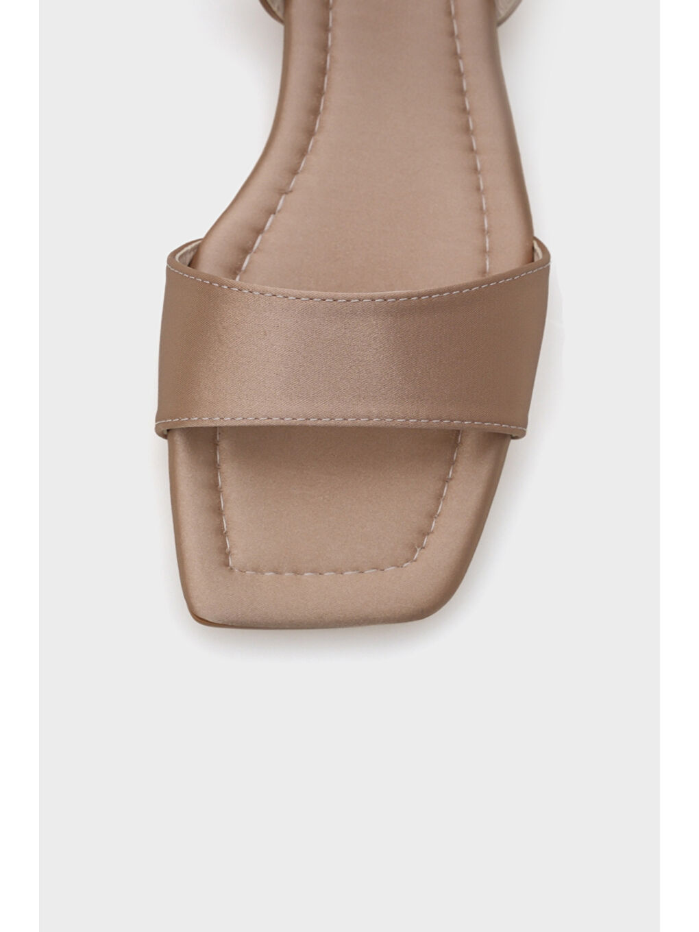 Bej Celinda Bilekten Bantlı Küt Burunlu Düz Topuklu Saten Kadın Sandalet-2