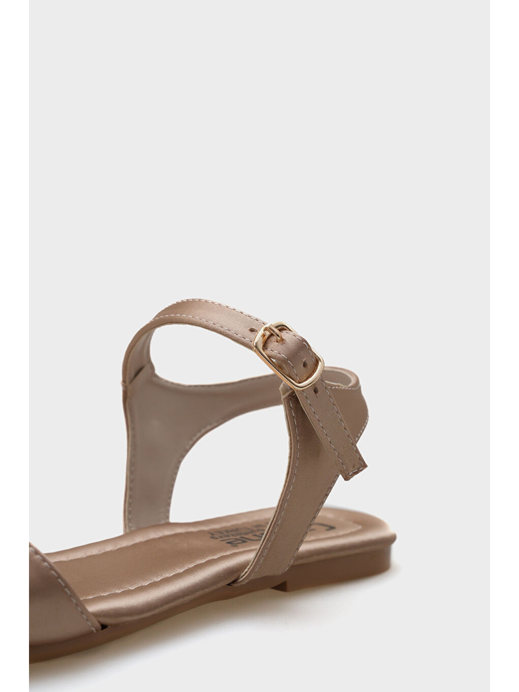 Bej Celinda Bilekten Bantlı Küt Burunlu Düz Topuklu Saten Kadın Sandalet-3