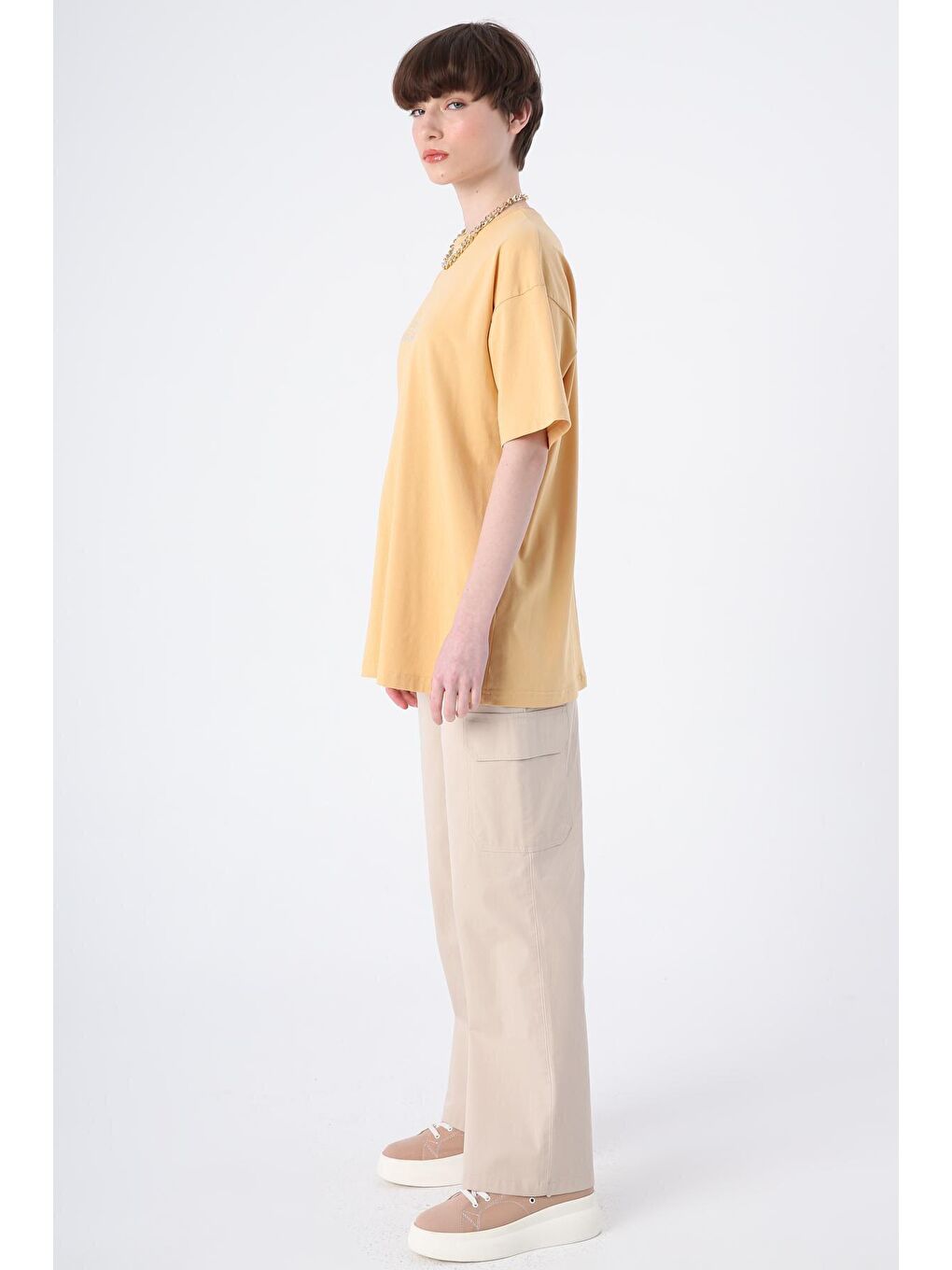 Sarı Pamuklu Bisiklet Yaka Nakışlı Kısa Kollu Tişört-2