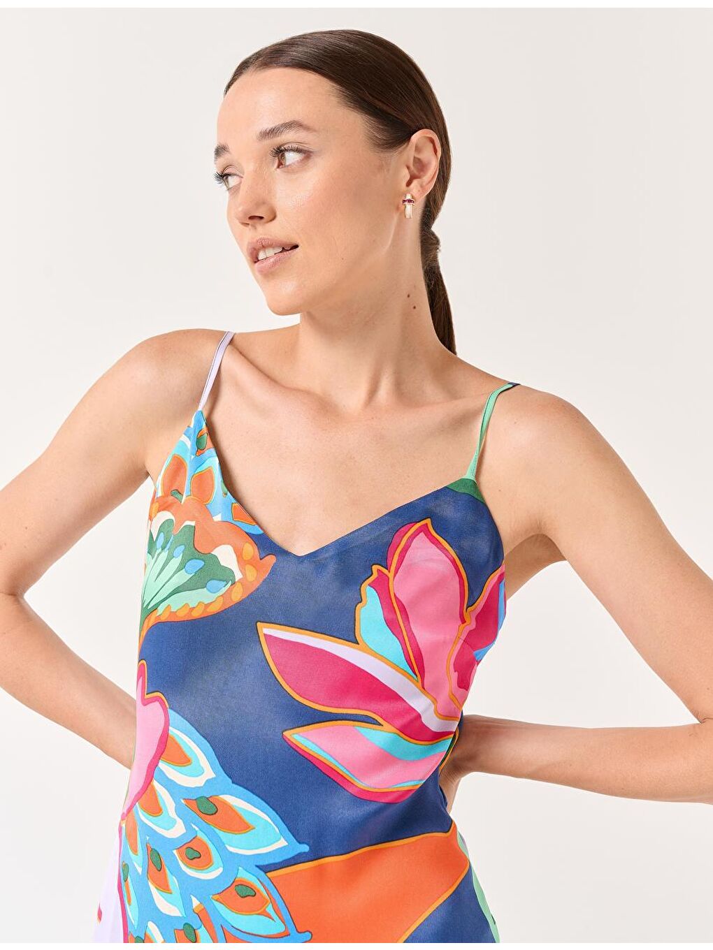 Karışık Askılı V Yaka Desenli Saten Midi Elbise-1