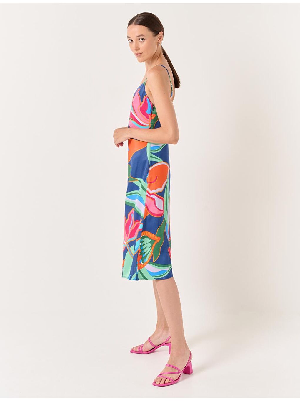 Karışık Askılı V Yaka Desenli Saten Midi Elbise-2