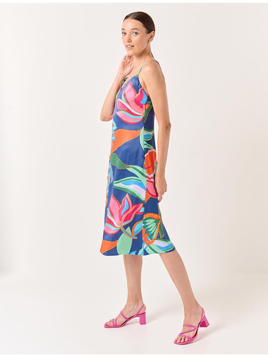 Karışık Askılı V Yaka Desenli Saten Midi Elbise-4