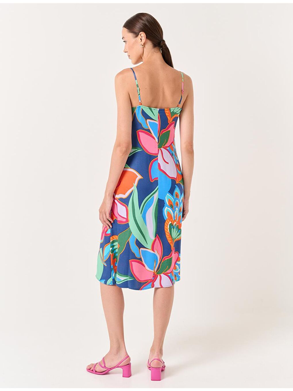 Karışık Askılı V Yaka Desenli Saten Midi Elbise-5