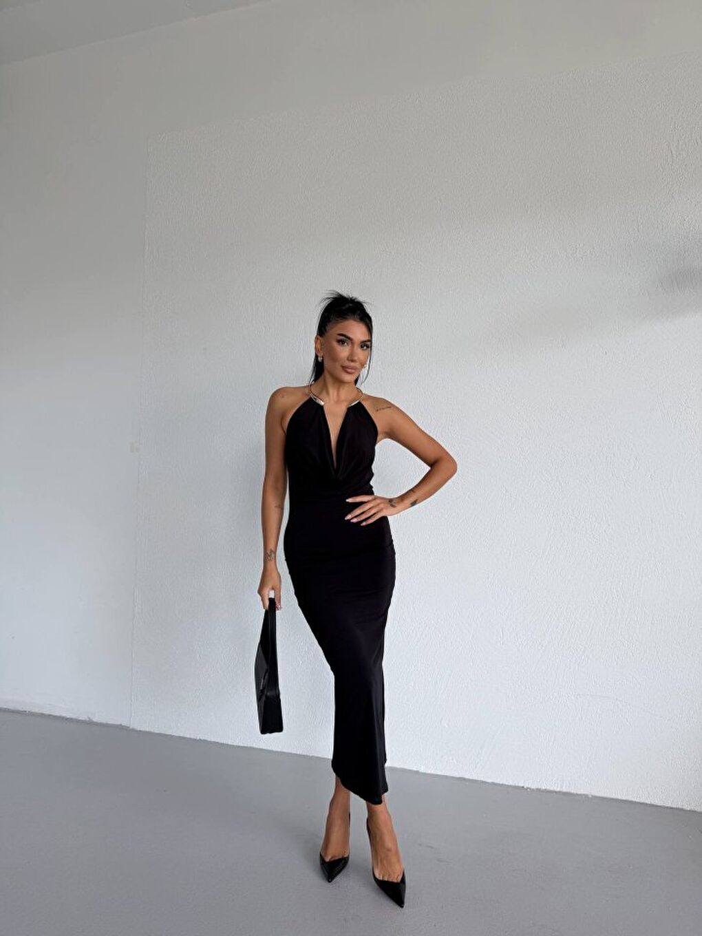 Siyah Kadın Boyun Aksesuarlı Halter Yaka Maxi Boy Sandy Kumaş Elbise-4