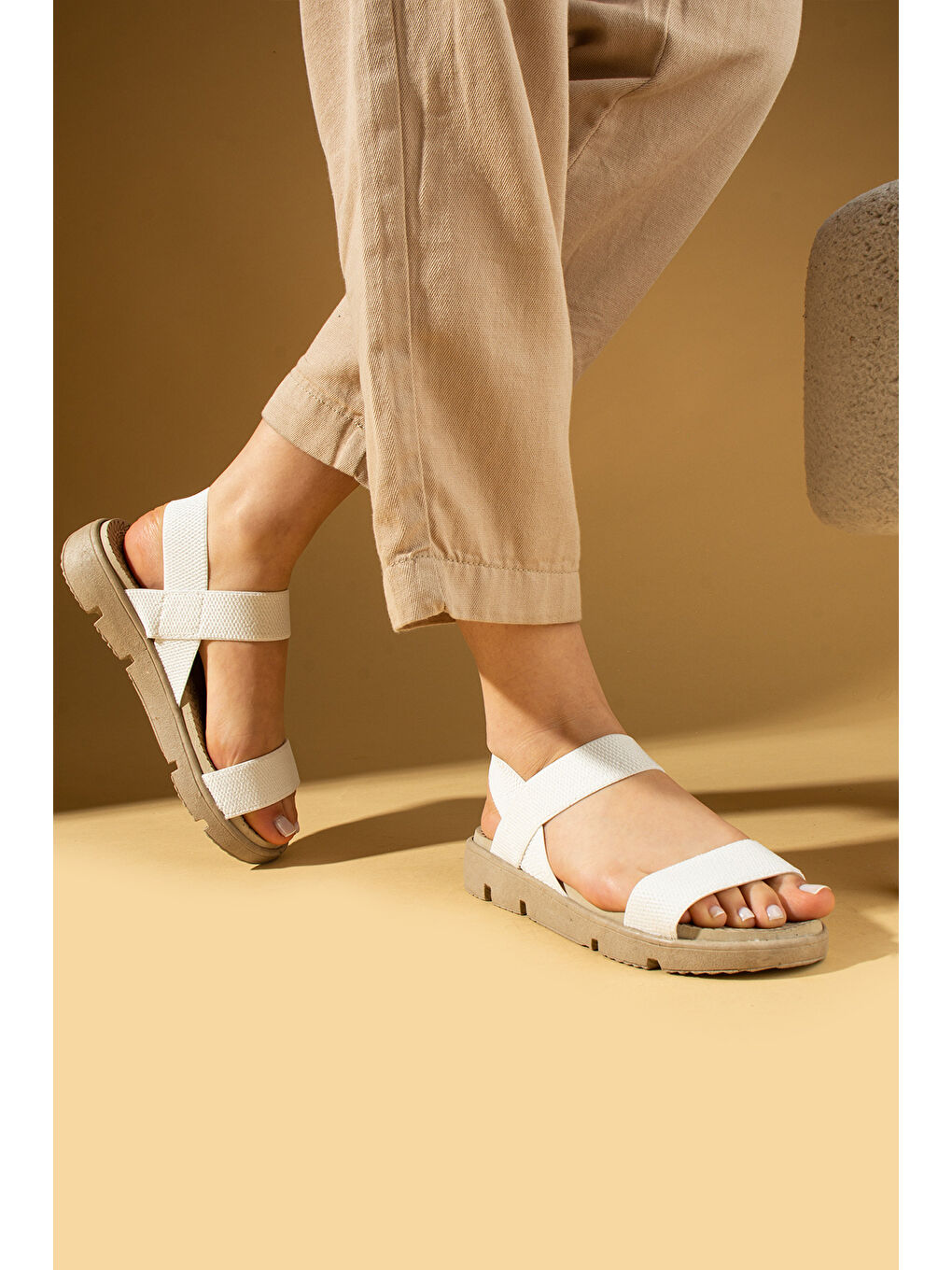 Beyaz Rahat Taban Lastik Bantlı Kadın Sandalet 020-740-25-1