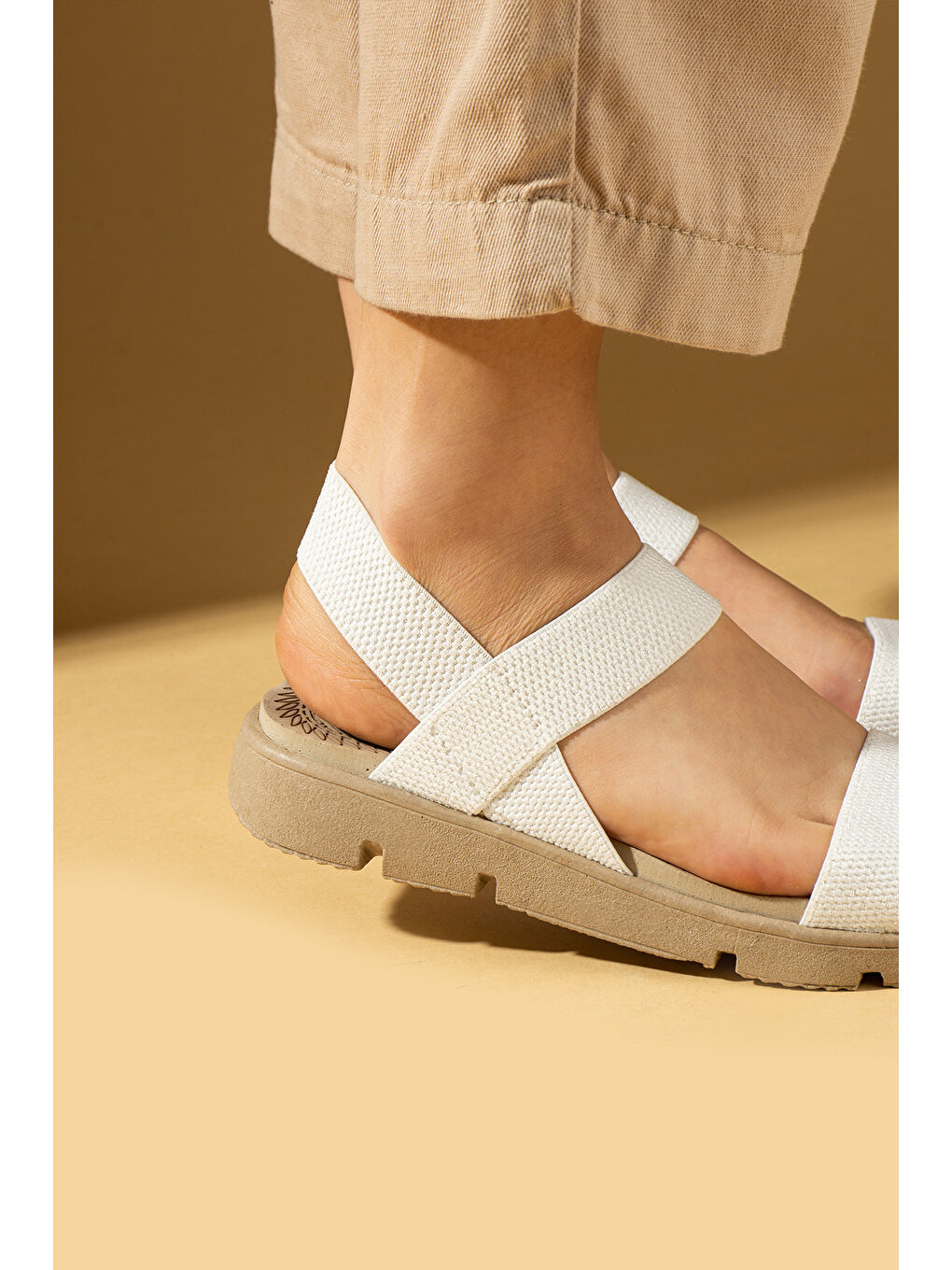 Beyaz Rahat Taban Lastik Bantlı Kadın Sandalet 020-740-25-2