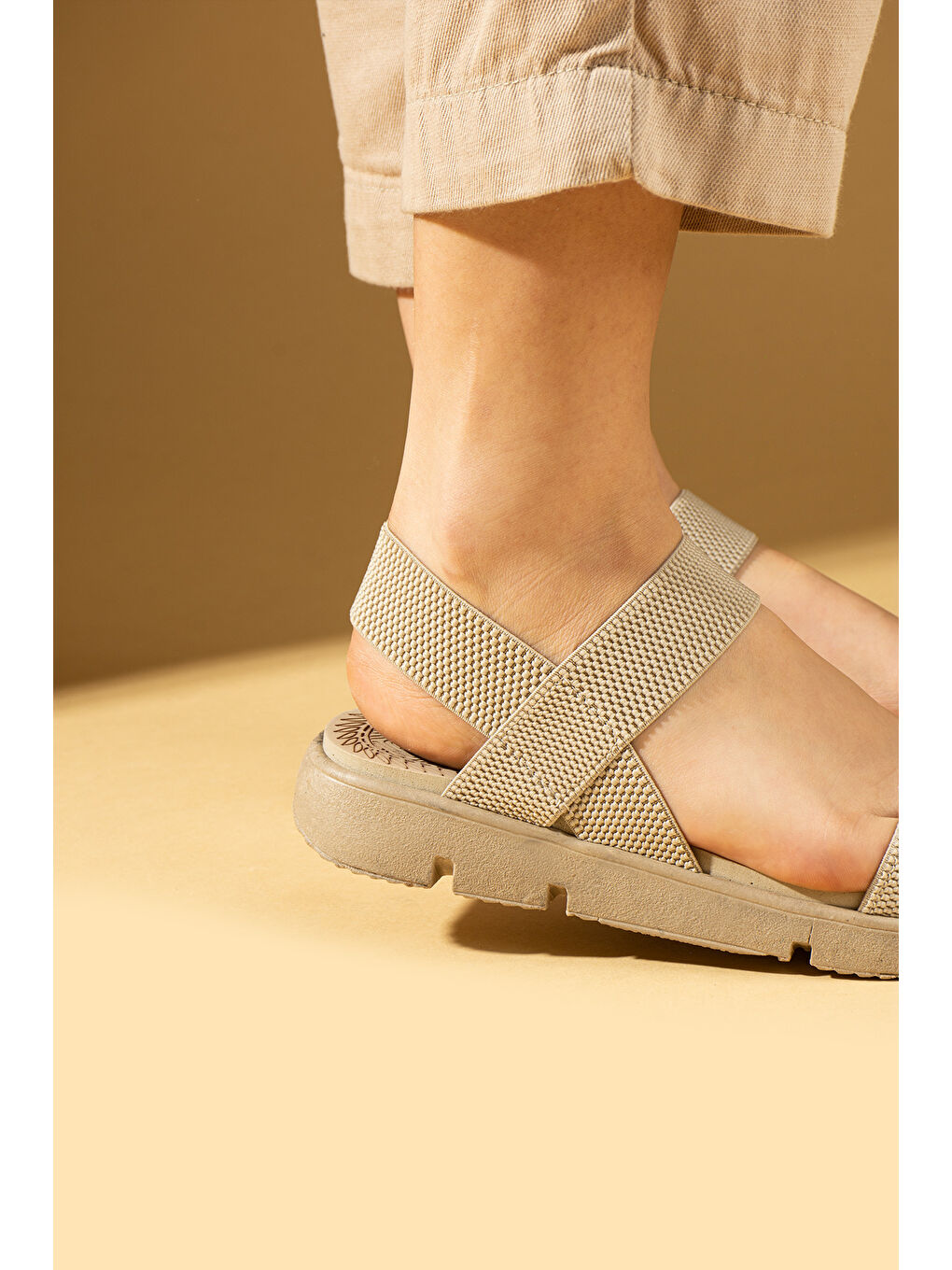 Bej Rahat Taban Lastik Bantlı Kadın Sandalet 020-740-25-1