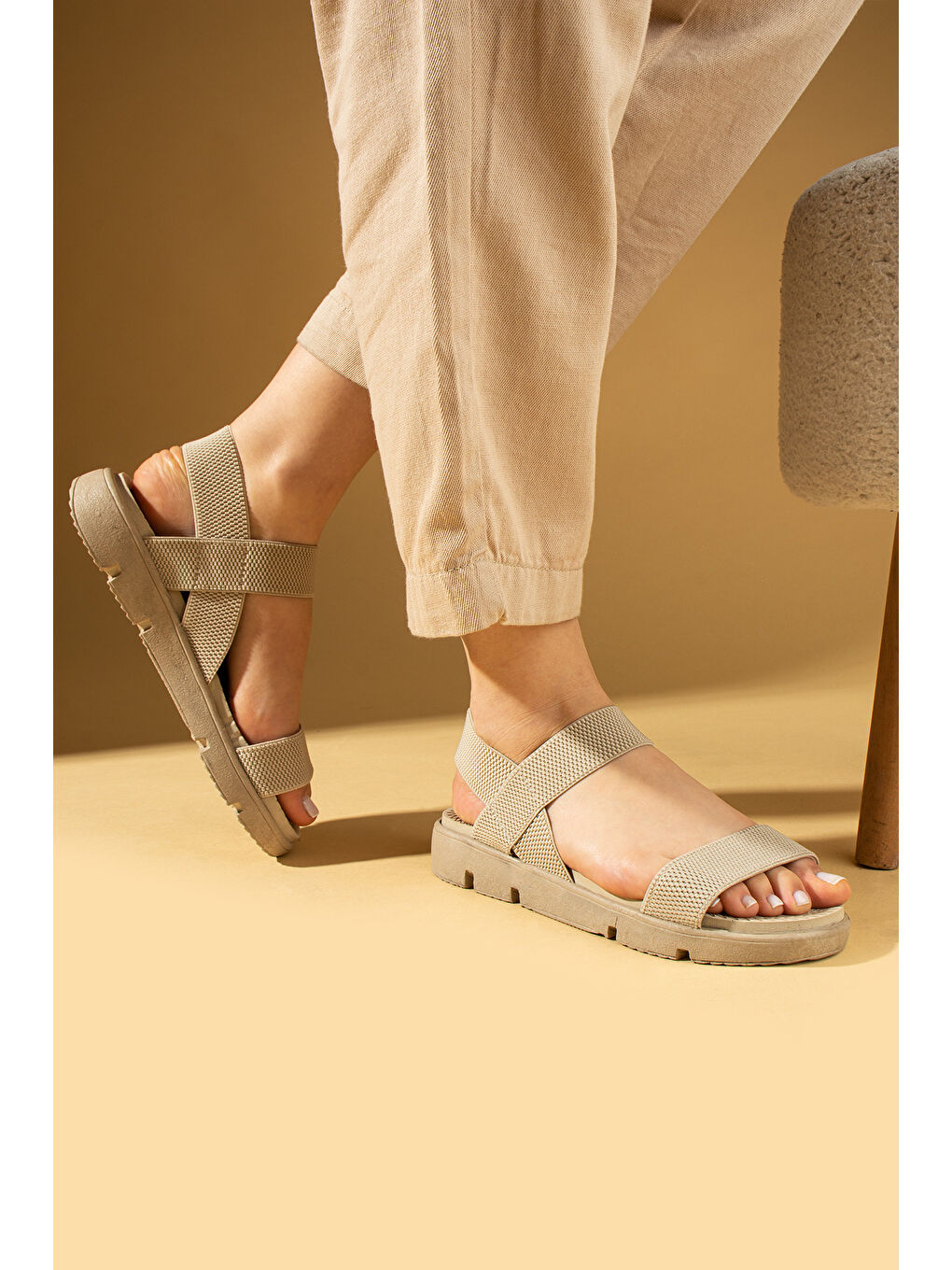 Bej Rahat Taban Lastik Bantlı Kadın Sandalet 020-740-25-2