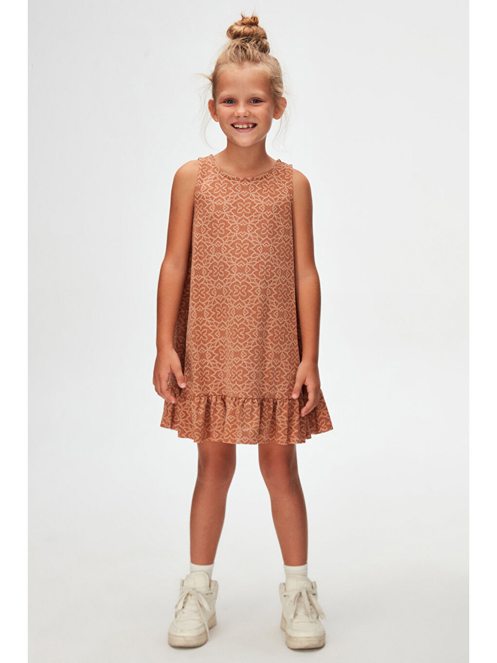Kahverengi Yonca Desen Kız Çocuk Fırfırlı Çan Etekli Elbise