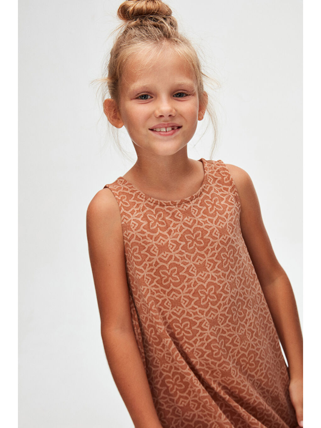 Kahverengi Yonca Desen Kız Çocuk Fırfırlı Çan Etekli Elbise-1