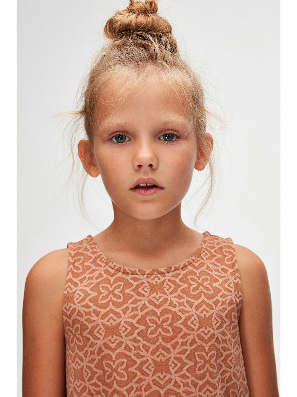 Kahverengi Yonca Desen Kız Çocuk Fırfırlı Çan Etekli Elbise-2