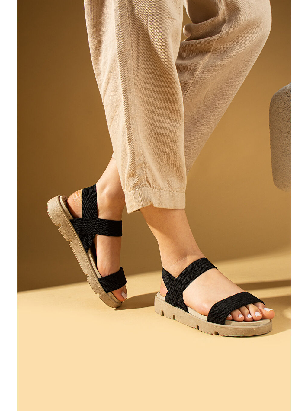 Siyah Rahat Taban Lastik Bantlı Kadın Sandalet 020-740-25