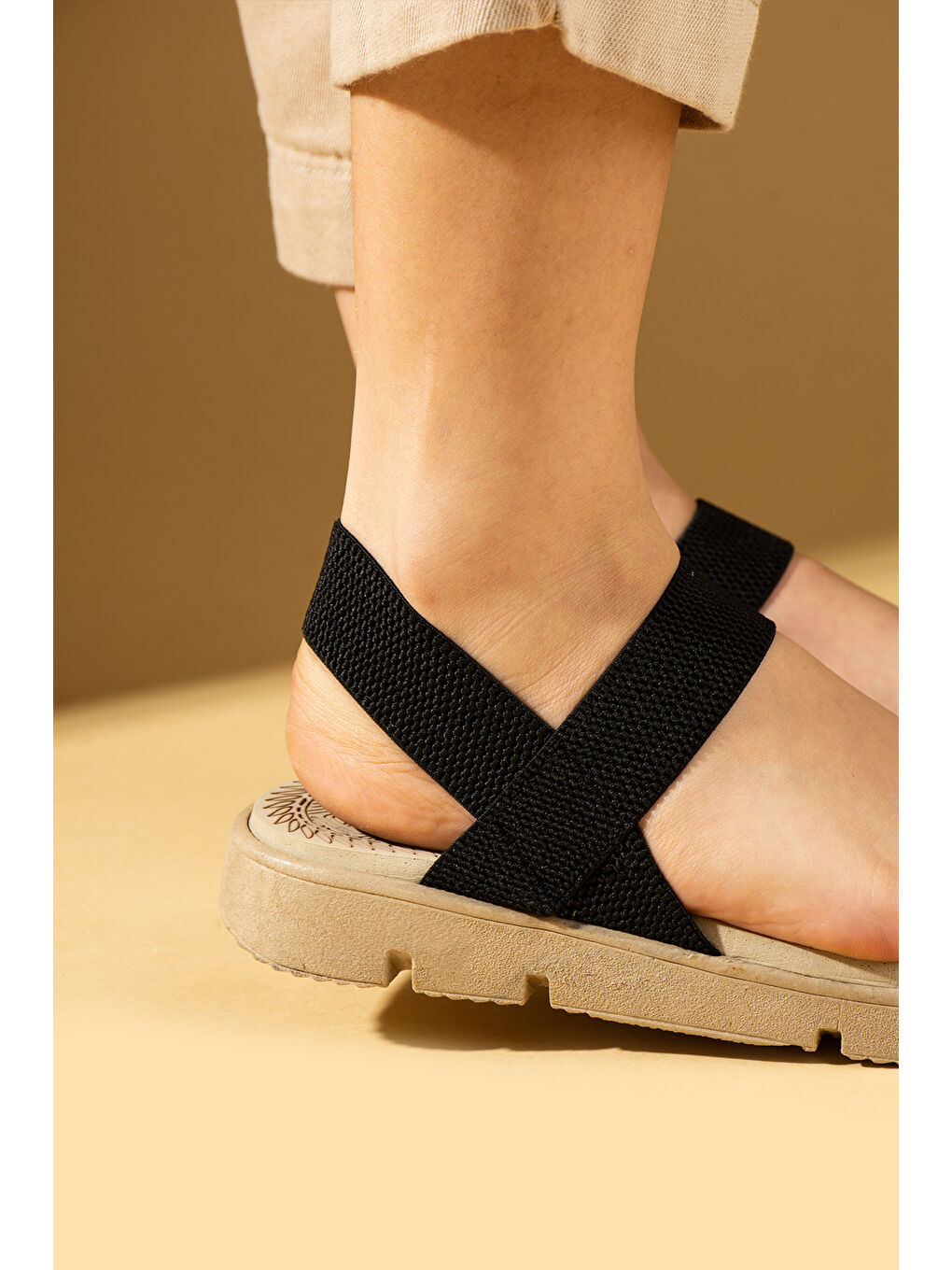 Siyah Rahat Taban Lastik Bantlı Kadın Sandalet 020-740-25-2